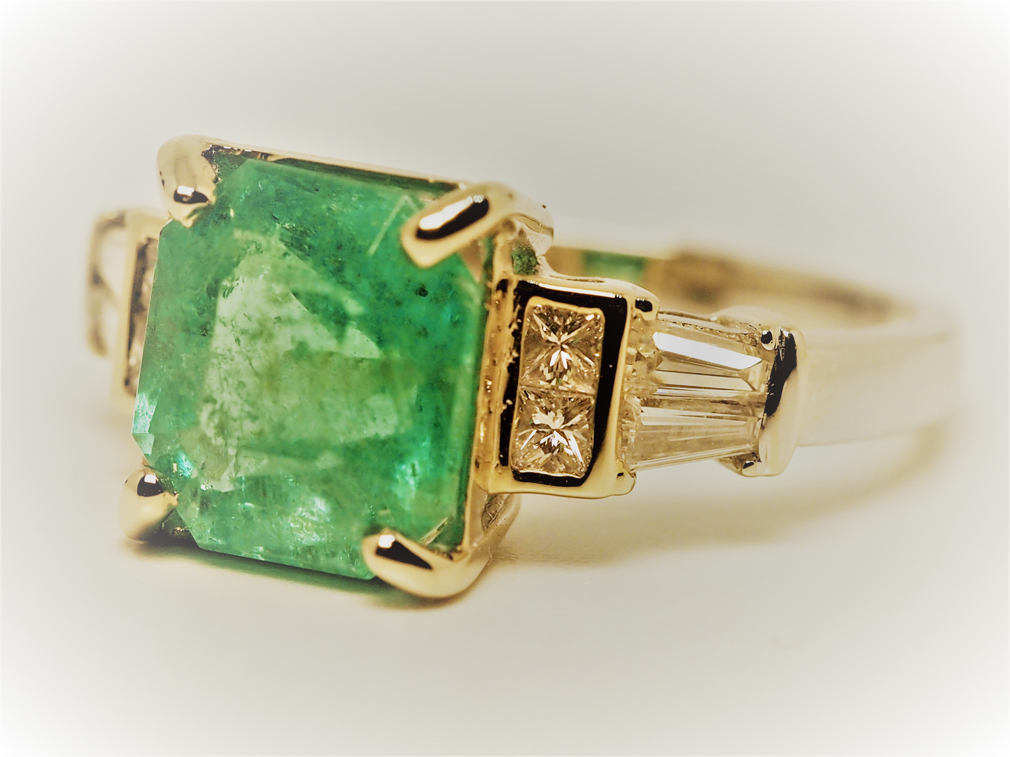 Exclusive Gia Certified 2.82 Ct Vivid Green Colombian Emerald & Diamonds Ring - Image 8 of 9