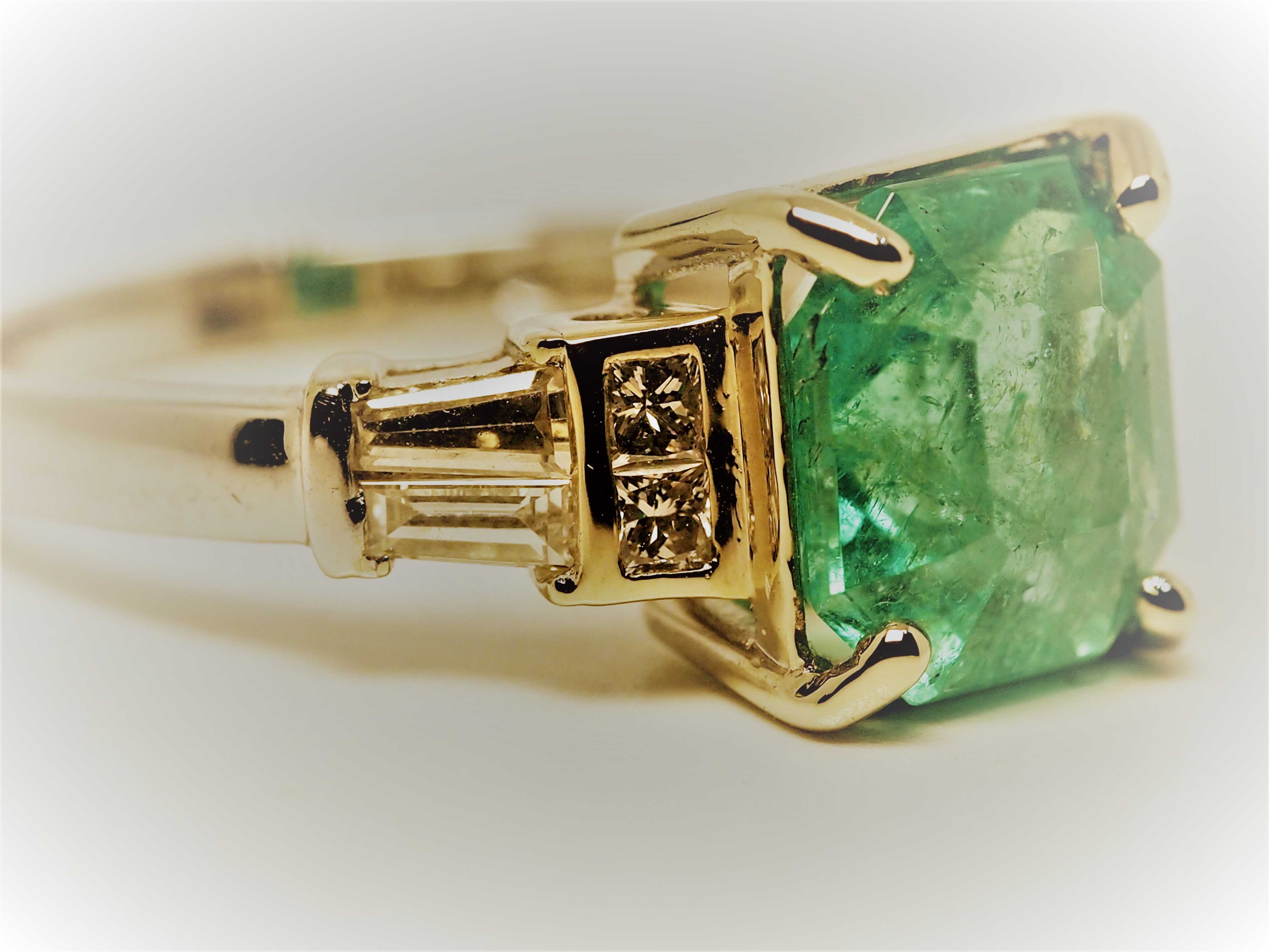 Exclusive Gia Certified 2.82 Ct Vivid Green Colombian Emerald & Diamonds Ring - Image 7 of 9