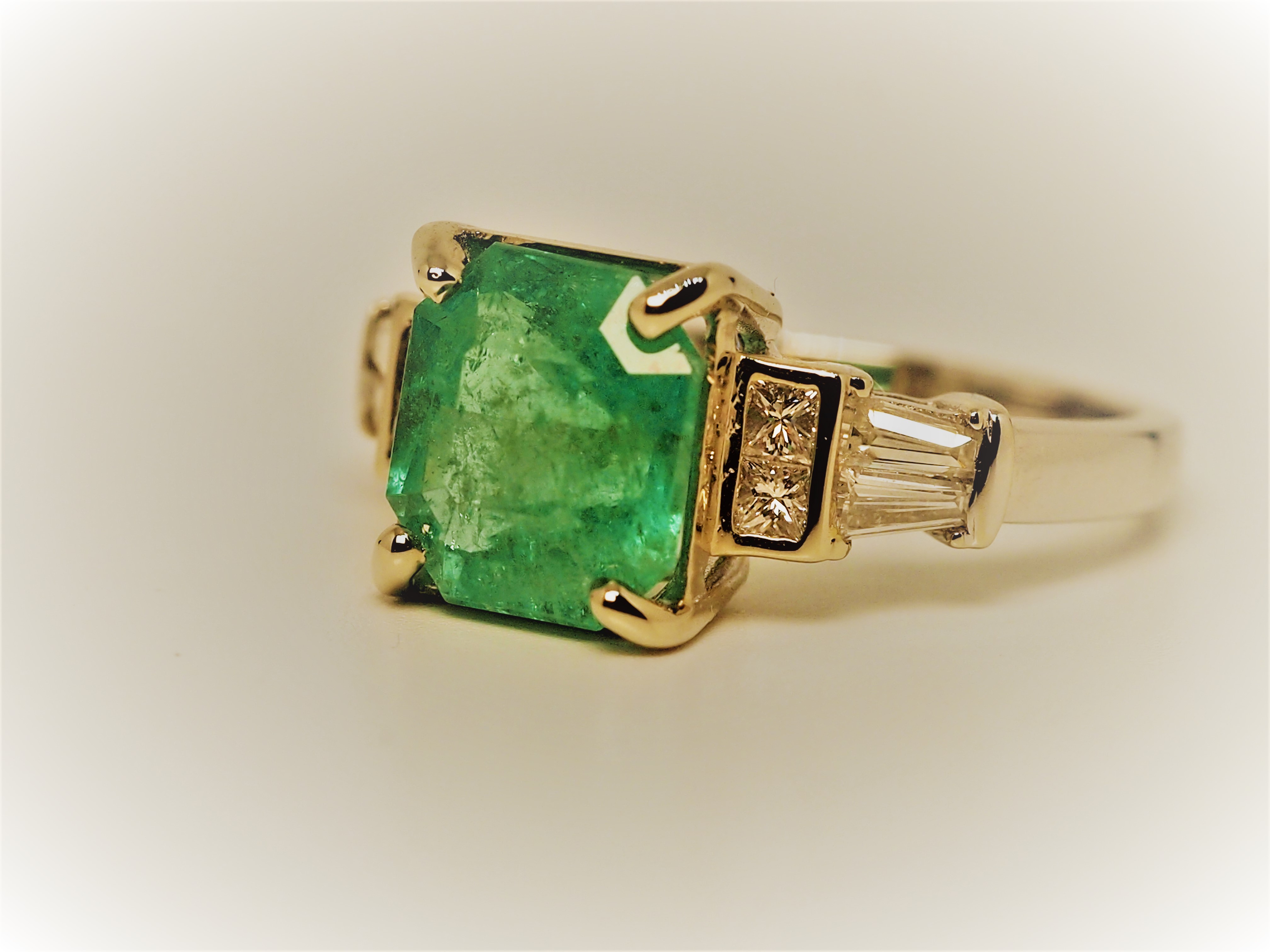Exclusive Gia Certified 2.82 Ct Vivid Green Colombian Emerald & Diamonds Ring - Image 5 of 9