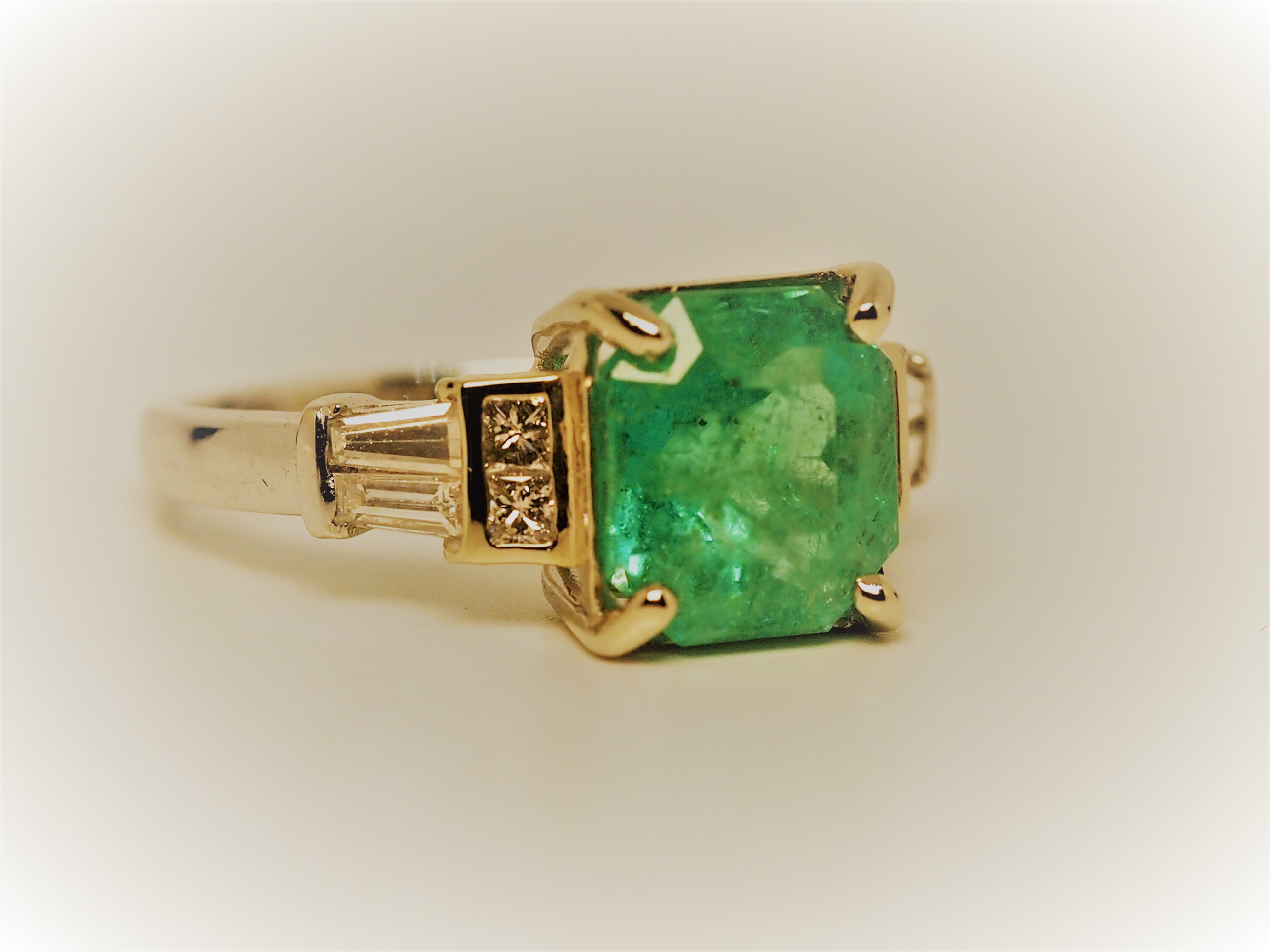 Exclusive Gia Certified 2.82 Ct Vivid Green Colombian Emerald & Diamonds Ring - Image 9 of 9