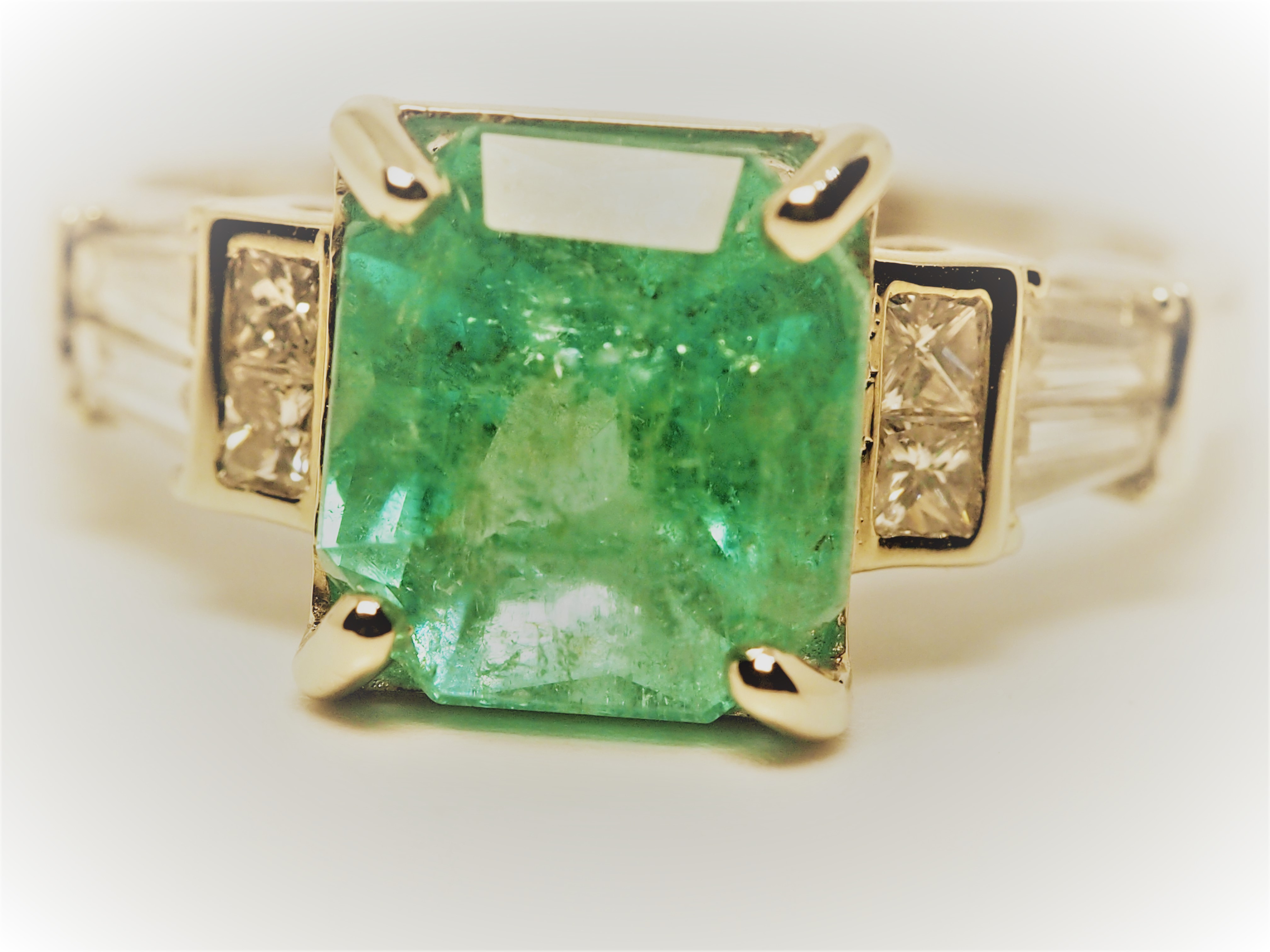 Exclusive Gia Certified 2.82 Ct Vivid Green Colombian Emerald & Diamonds Ring - Image 3 of 9