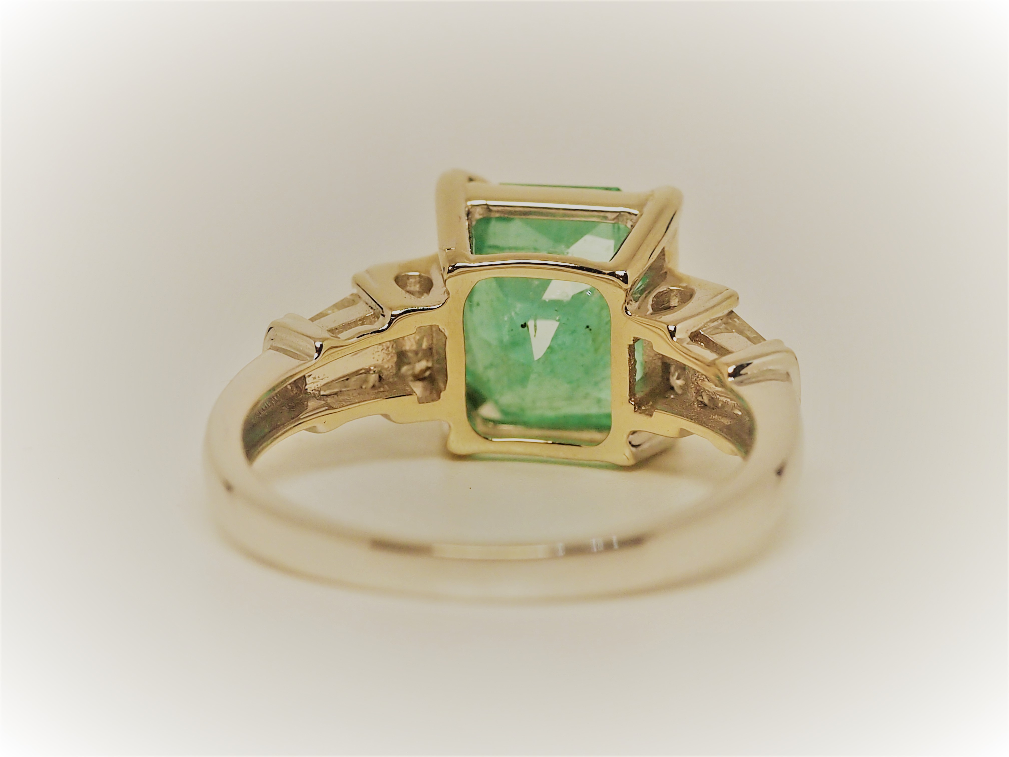 Exclusive Gia Certified 2.82 Ct Vivid Green Colombian Emerald & Diamonds Ring - Image 4 of 9