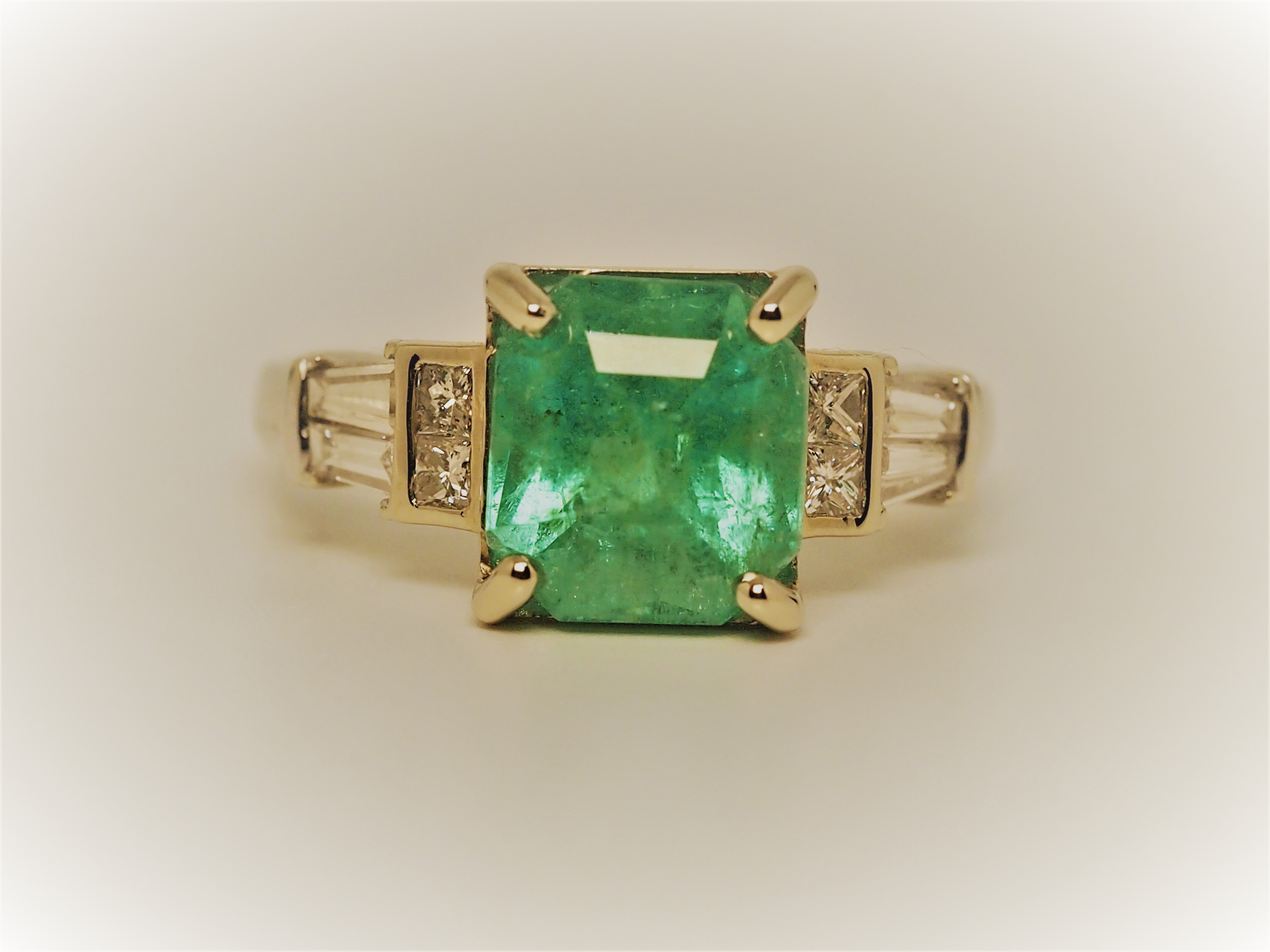 Exclusive Gia Certified 2.82 Ct Vivid Green Colombian Emerald & Diamonds Ring - Image 6 of 9