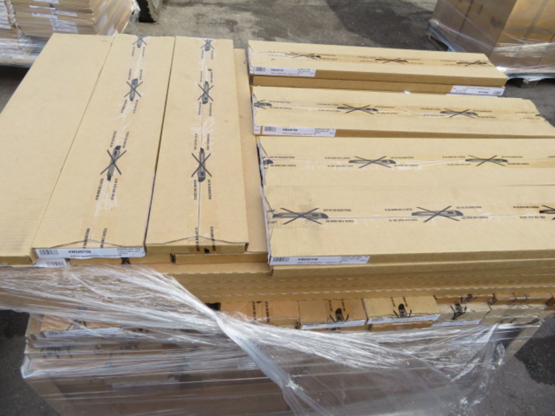 (K11) LARGE PALLET TO CONTAIN APPROX. 72 ITEMS OF KITCHEN STOCK TO INCLUDE: SHAKER OAK CORNICE,... - Image 2 of 4