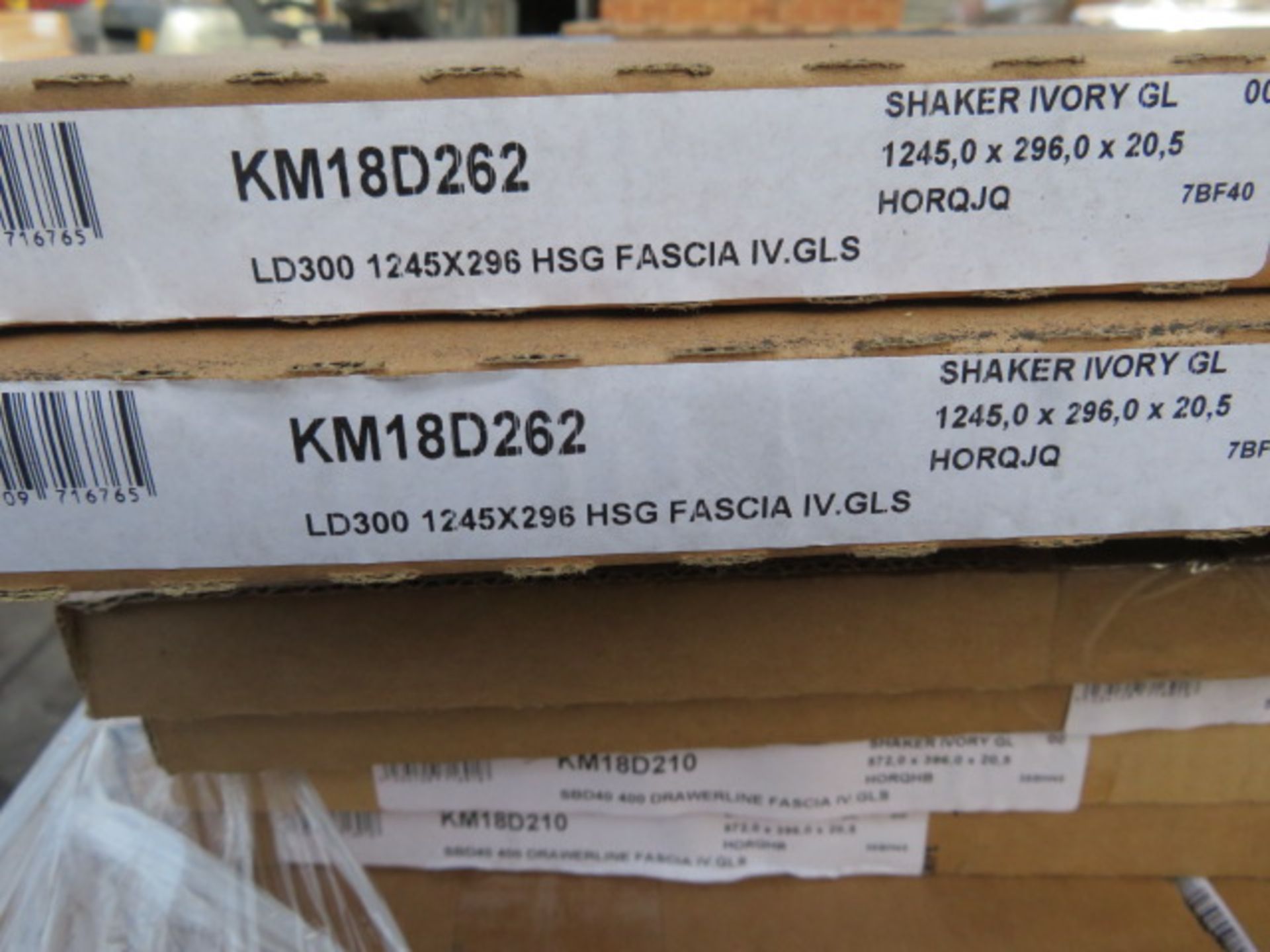 (K13) LARGE PALLET TO CONTAIN APPROX. 86 ITEMS OF KITCHEN STOCK TO INCLUDE: SHAKER IVORY GLOSS ... - Image 2 of 4