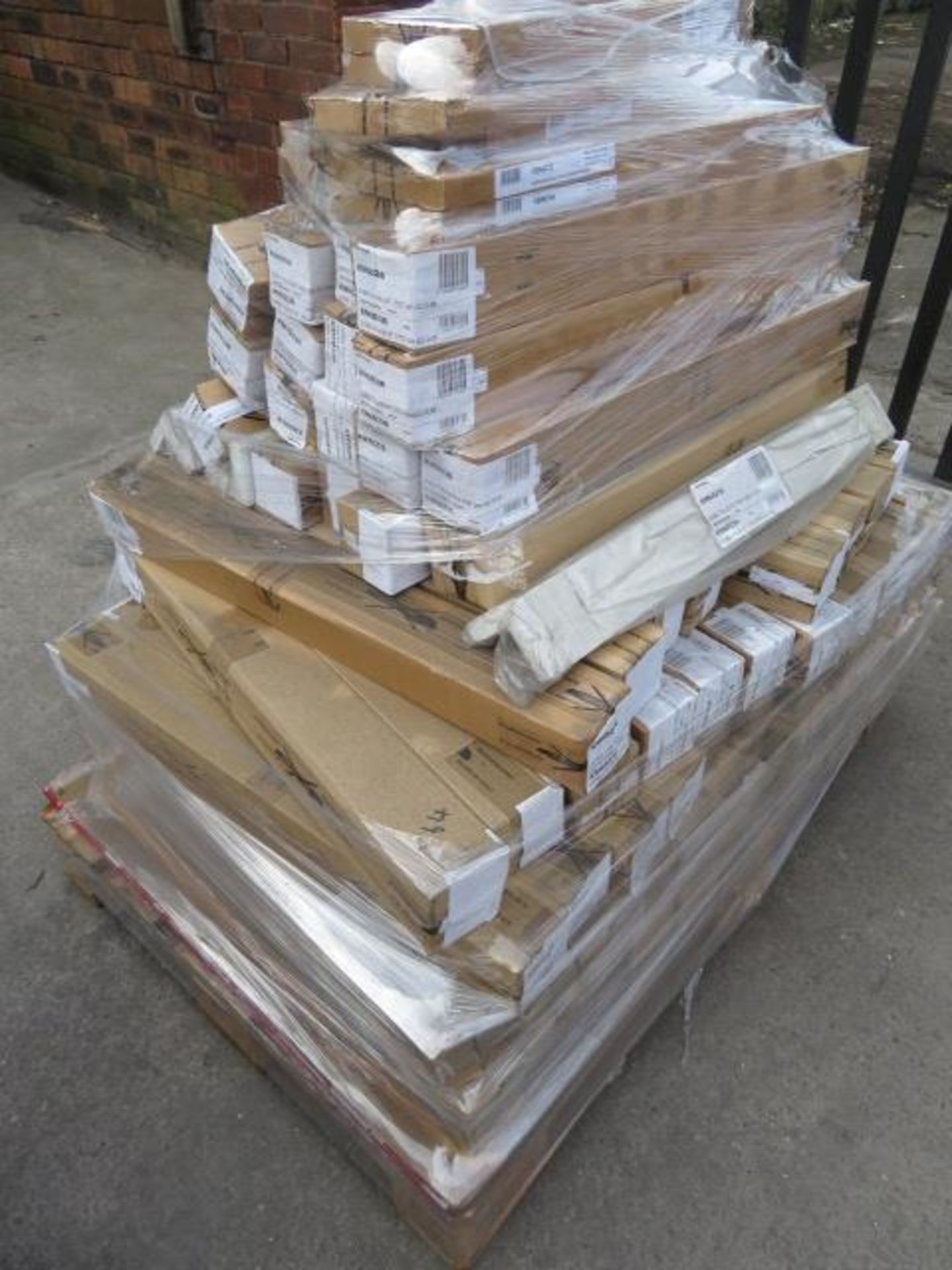 (K7) LARGE PALLET TO CONTAIN APPROX. 80 ITEMS OF KITCHEN STOCK TO INCLUDE: WHITE GLOSS EXT POS...