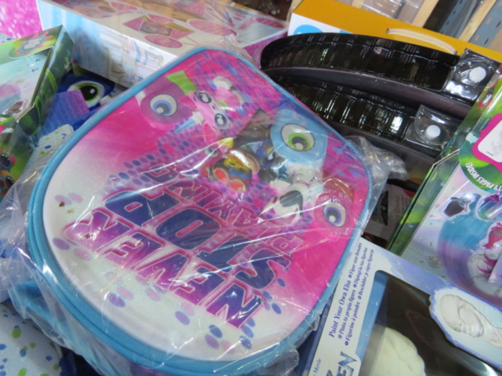 (P3) LARGE PALLET OF BRAND NEW STOCK TO INCLUDE: DREAMWORKS TROLLS ACTIVITY PACKS, DISNEY FROZE... - Image 3 of 6