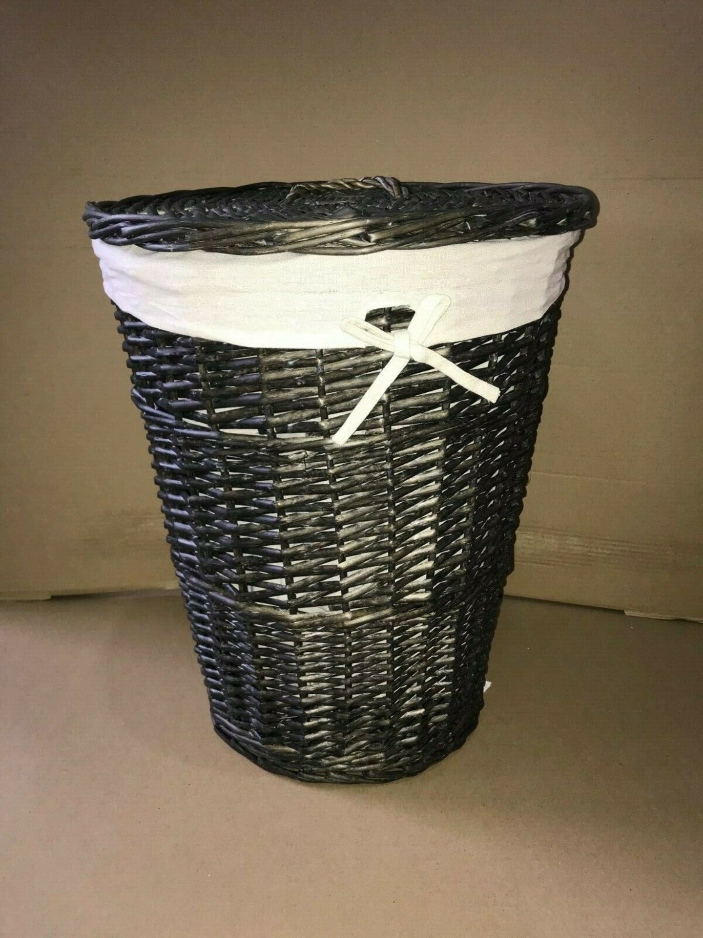 PALLET TO CONTAIN 20 x BRAND NEW TESCO LUXURY WILLOW LAUNDRY BASKET GREY WASH APPROX 44x44x80CM... - Bild 2 aus 5