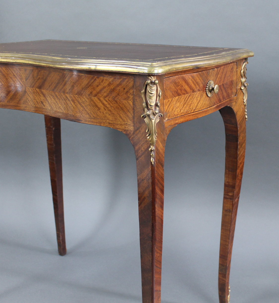 Serpentine Shaped Kingwood Writing Table with Brass Mounts c.1800 - Image 3 of 8