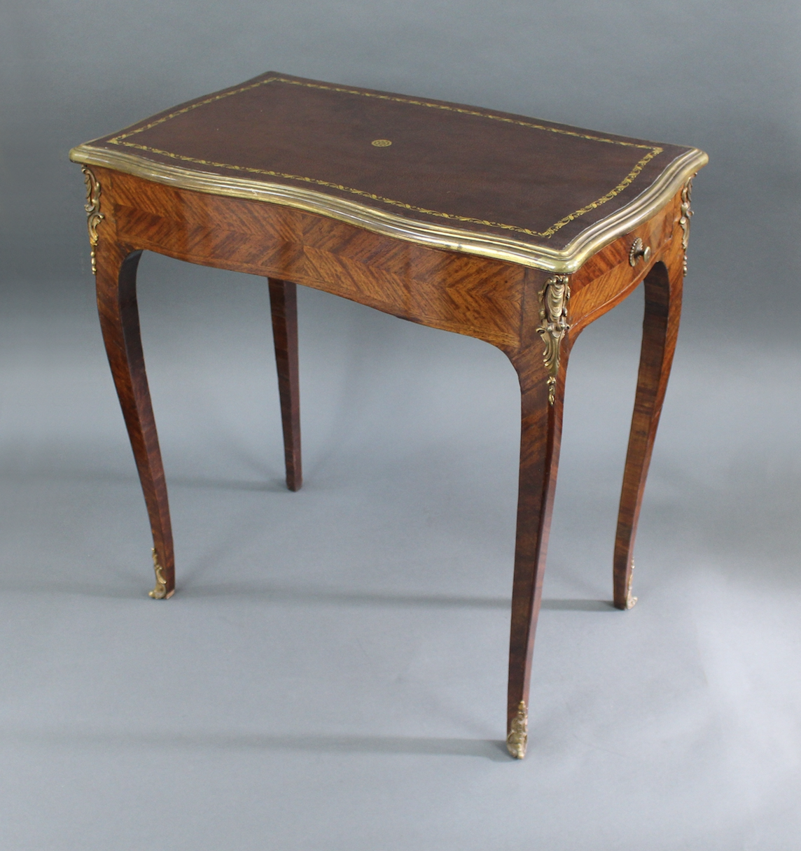 Serpentine Shaped Kingwood Writing Table with Brass Mounts c.1800 - Image 5 of 8