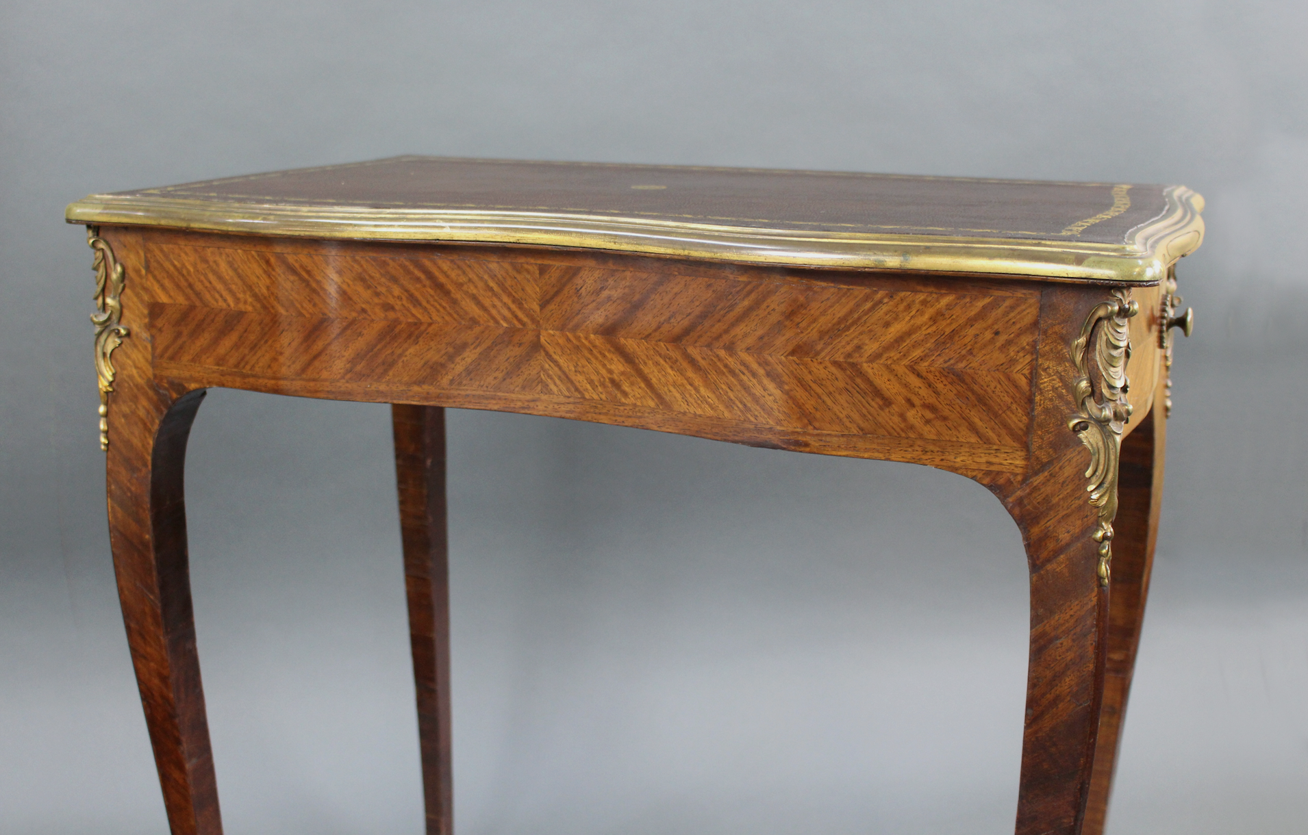 Serpentine Shaped Kingwood Writing Table with Brass Mounts c.1800 - Image 4 of 8