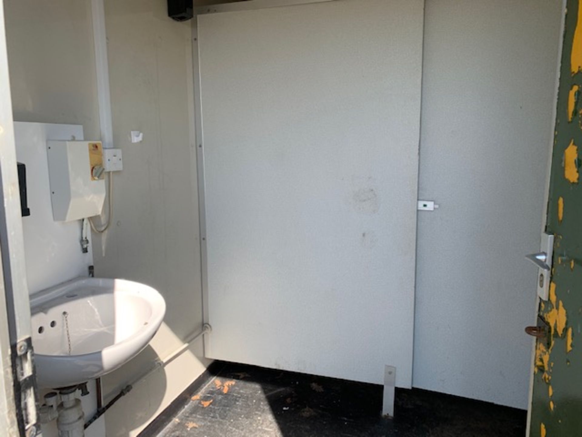 28' Genuine Portakabin Unit With WC's/Shower - Image 9 of 9