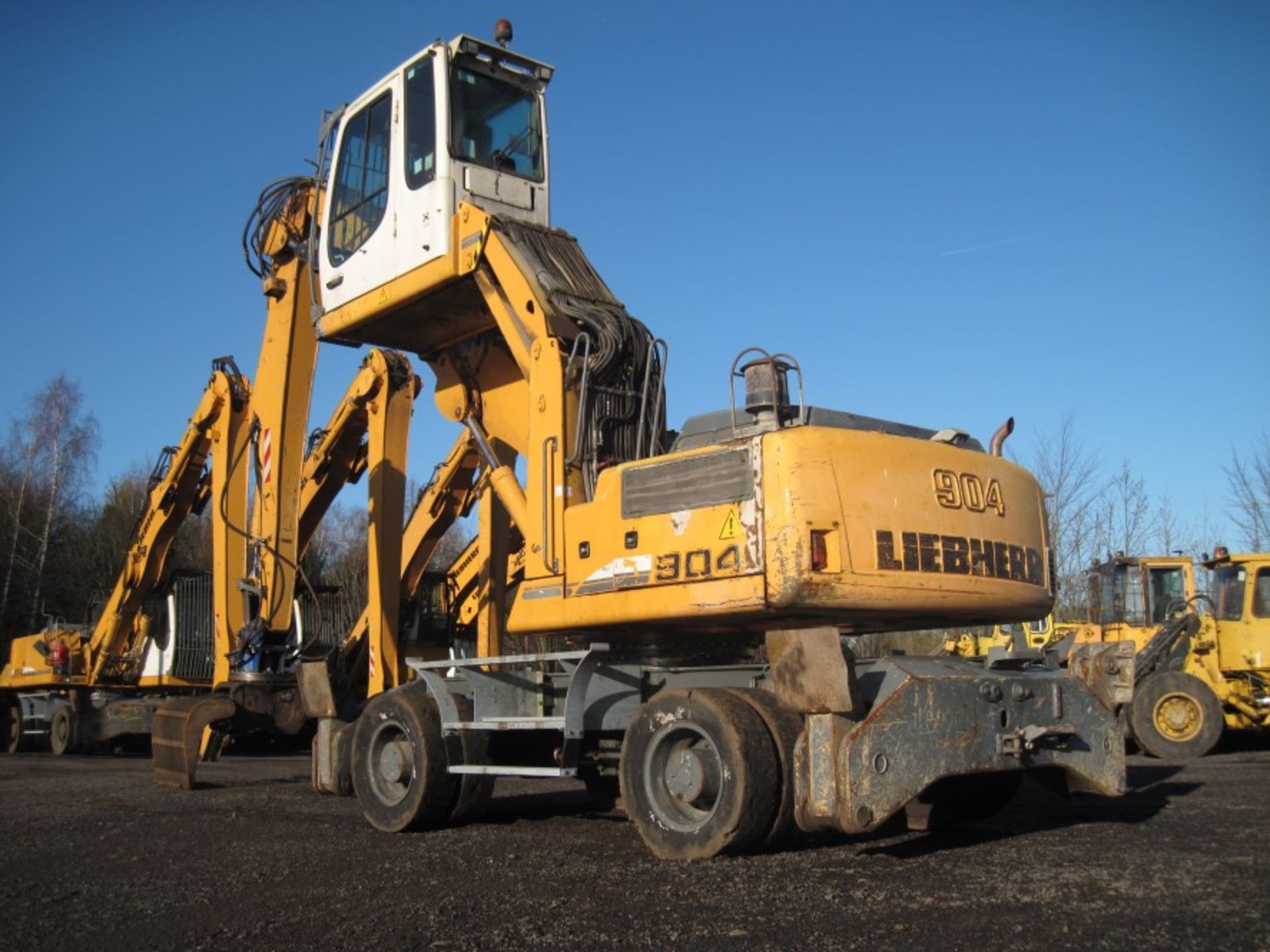 Liebherr 904C Waste Handler with Grab - Image 4 of 4