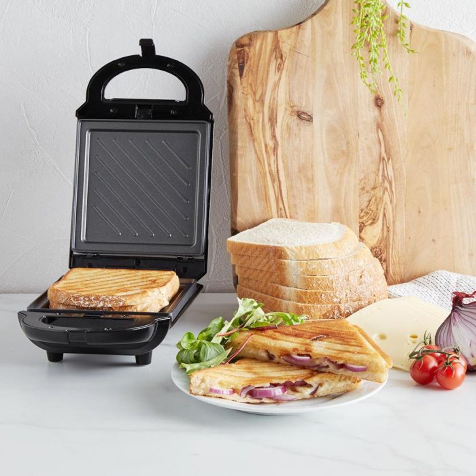 (S70) 460W 2 in 1 Snack Maker Make toasted sandwiches or waffles with this handy 2 in 1 snack ... - Image 5 of 5