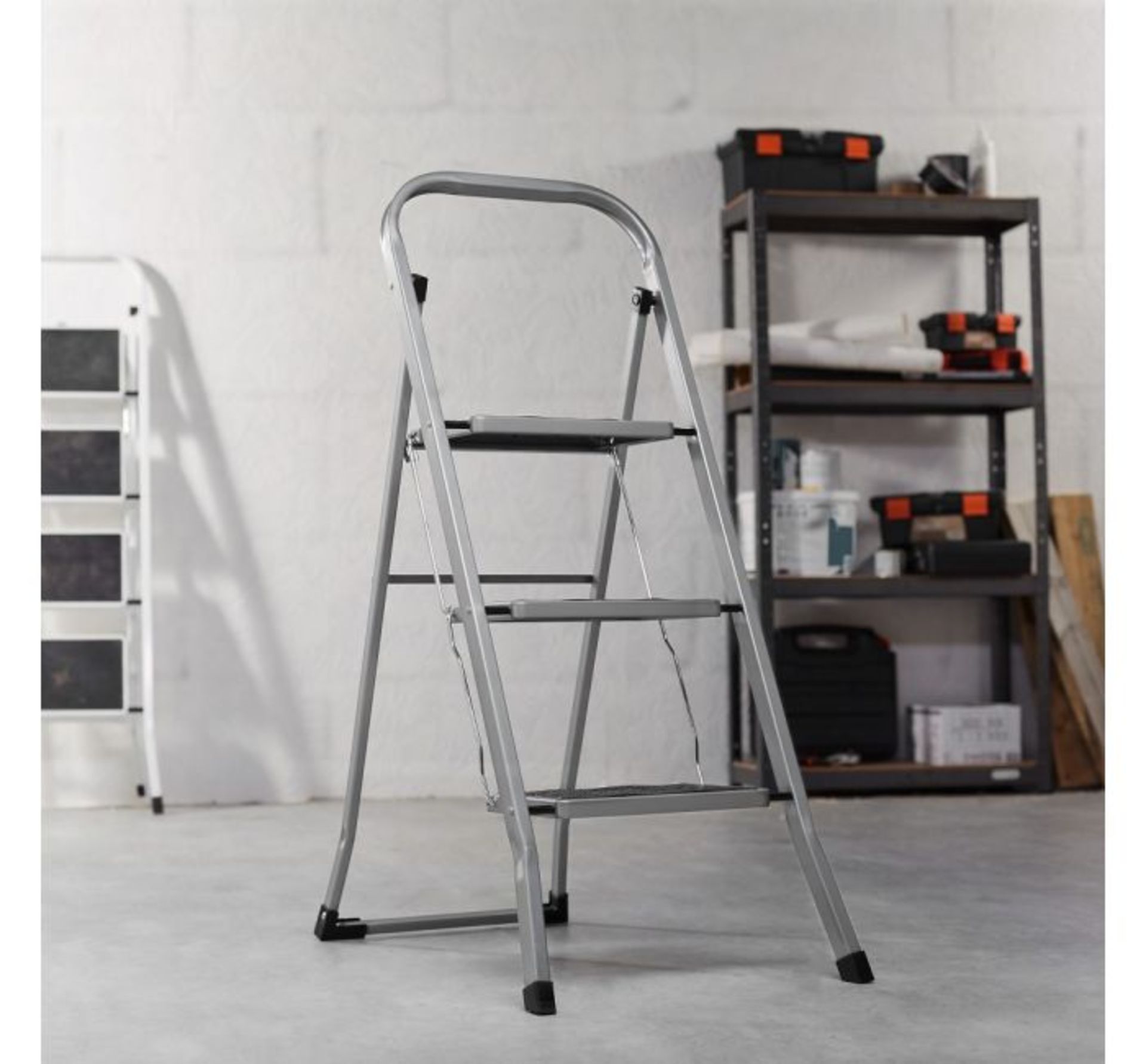 (HZ40) 3 Step Steel Ladder Durable 3 step steel ladder Distributes weight evenly for total st...