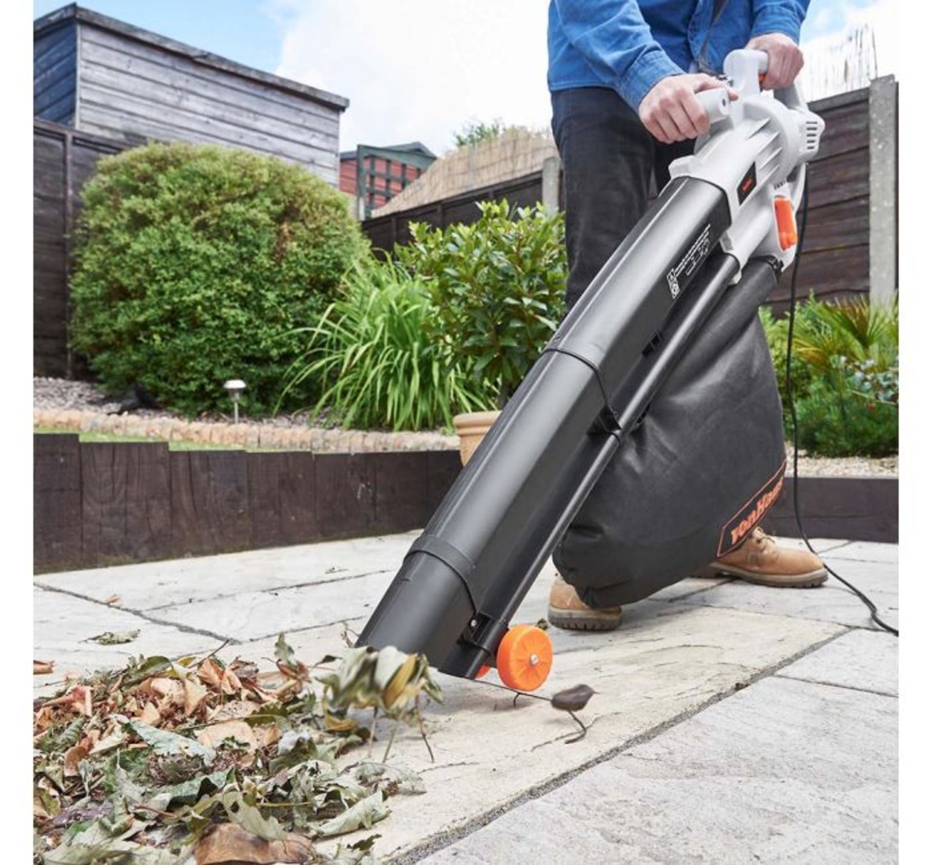 (F16) 3000W Leaf Blower Powerful 3000W motor blows, vacuums and mulches leaves Automatic mulc...