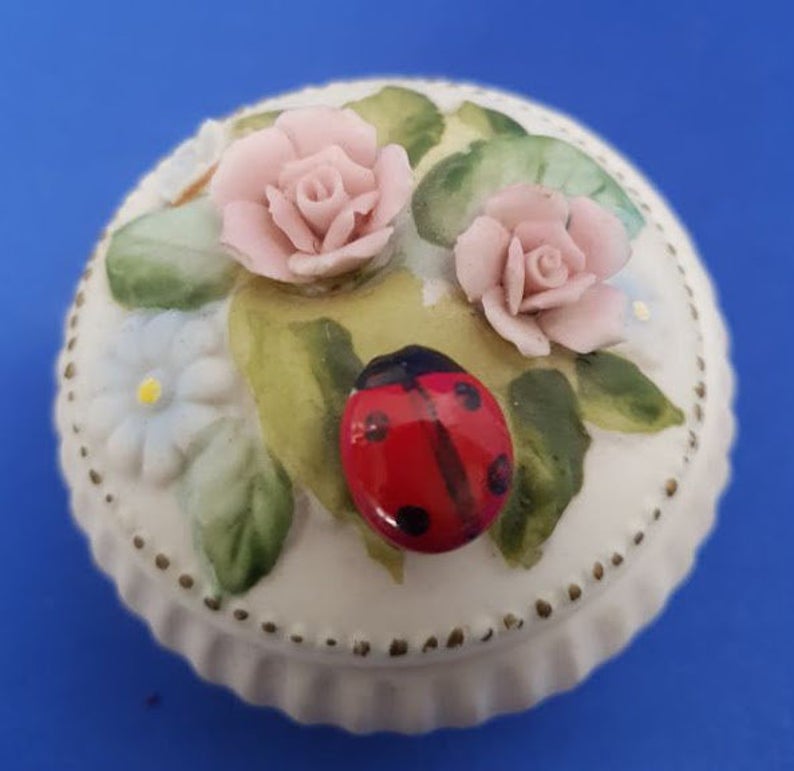 Small trinket pot with applied flowers and Ladybird Ladybug decoration. - Image 2 of 4