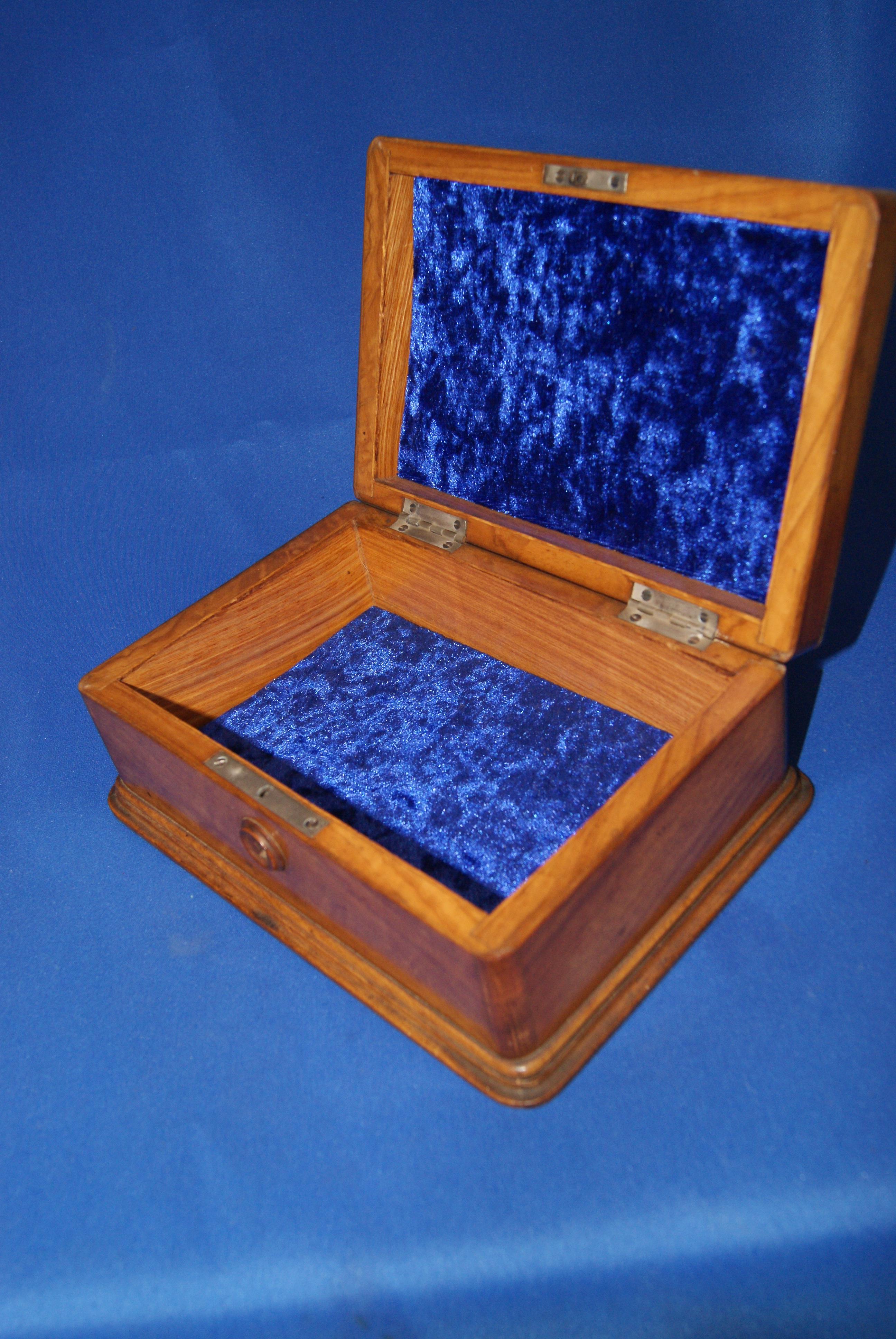 Wooden lockable jewellery trinket box, lovely patina. Posibly Edwardian. - Image 2 of 2