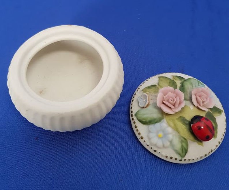 Small trinket pot with applied flowers and Ladybird Ladybug decoration. - Image 3 of 4