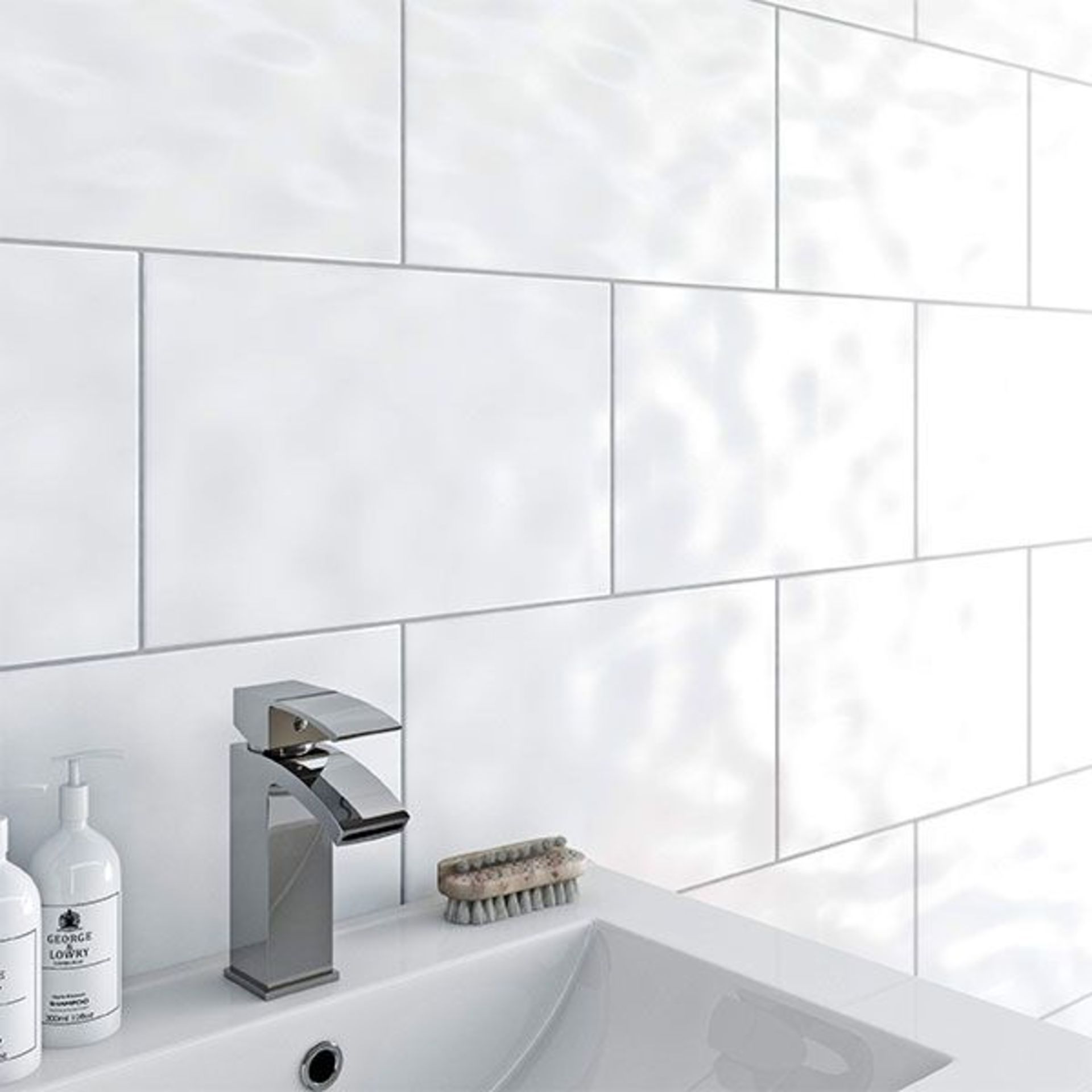 7.5m2 Ceramic White Wall Tiles. 250x500mm per tile. Wall tiles are one the best ways to get a ... - Image 2 of 2