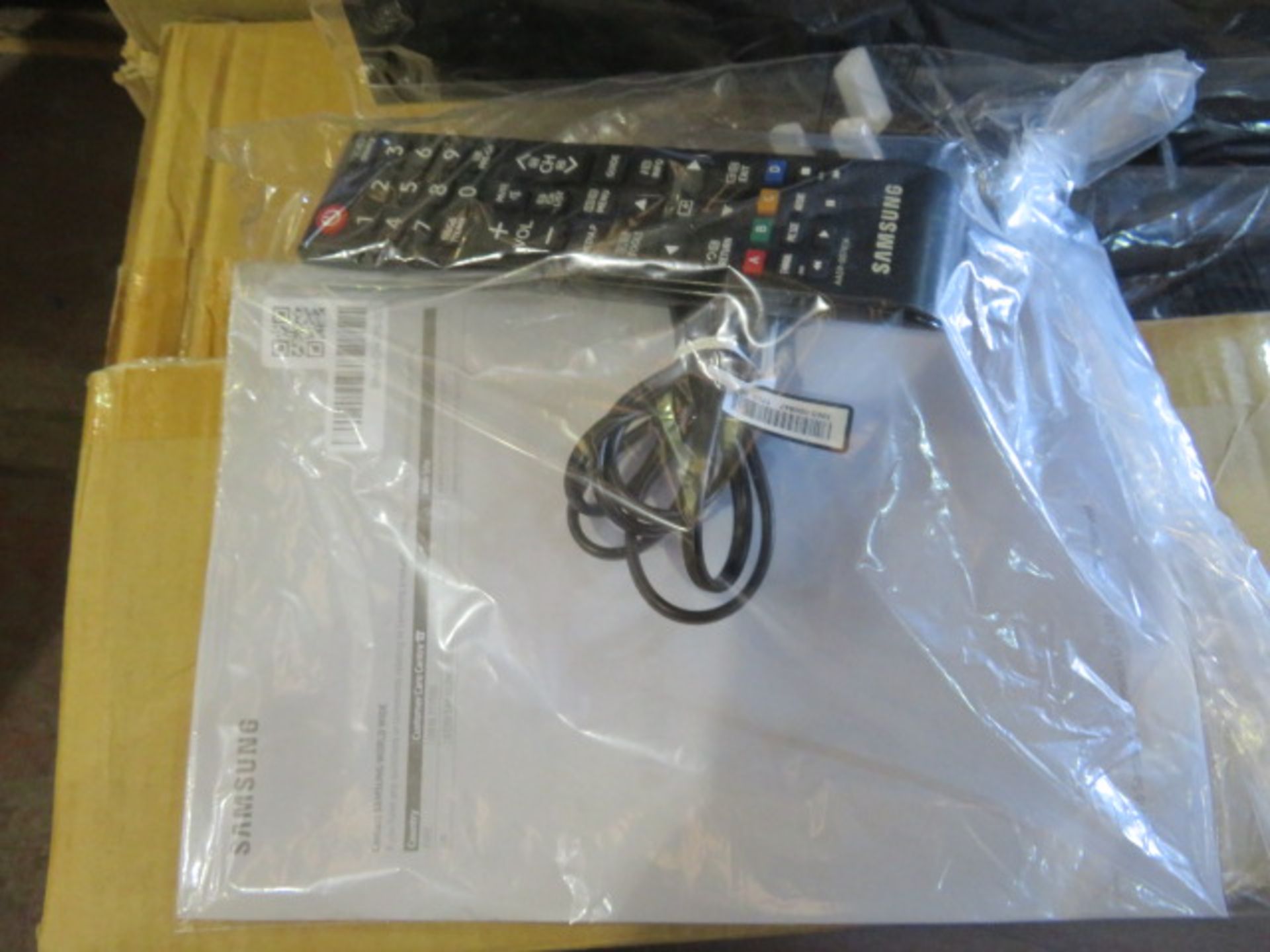 (14) 1 x Grade B - Sharp LC-24DHF4011K 24-Inch HD Ready TV with Freeview and DVD. - Image 3 of 8