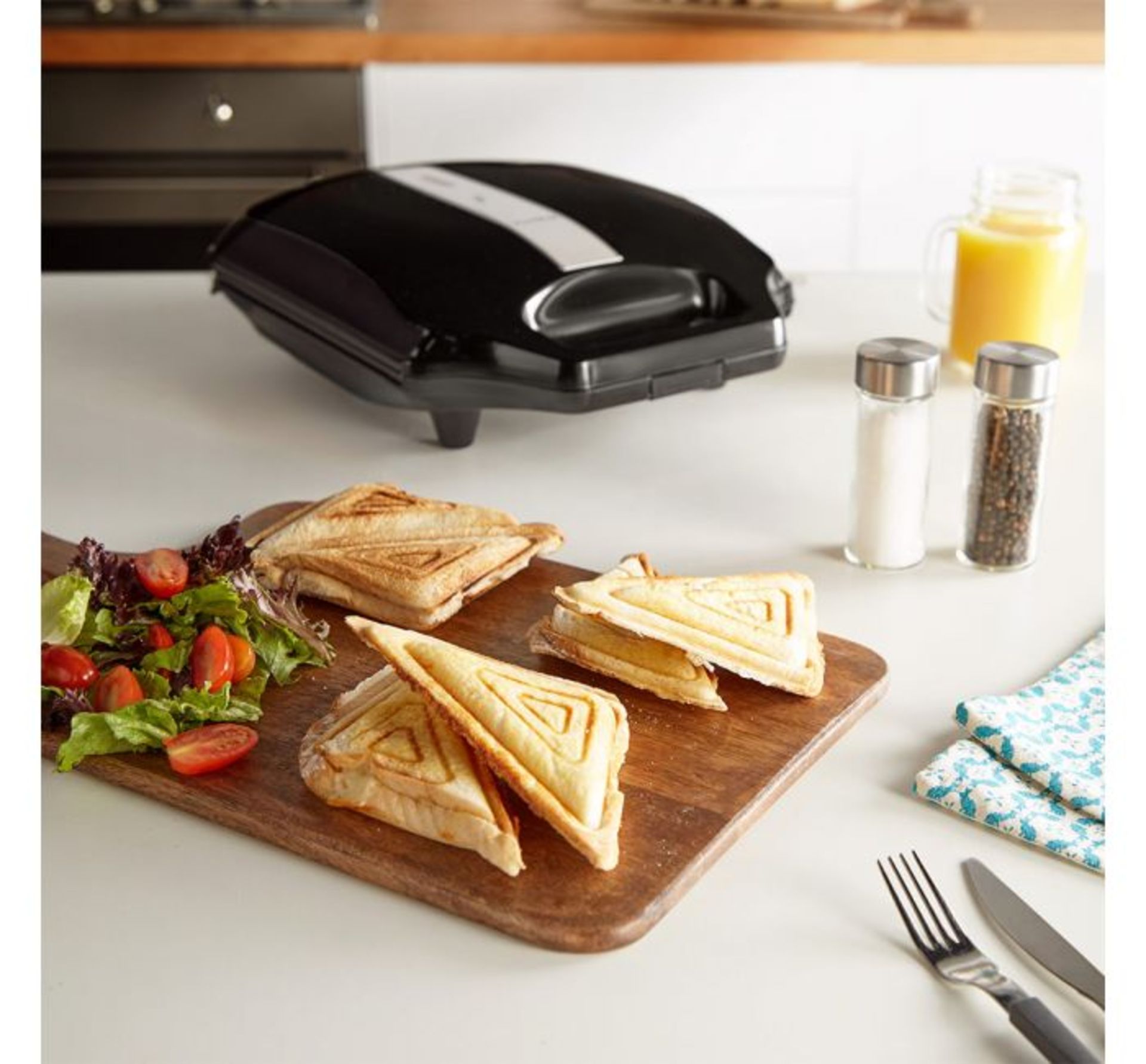 (AP47) 4 Slice Deep fill Sandwich Maker Make four delicious toasties in minutes The non-stick... - Image 3 of 3