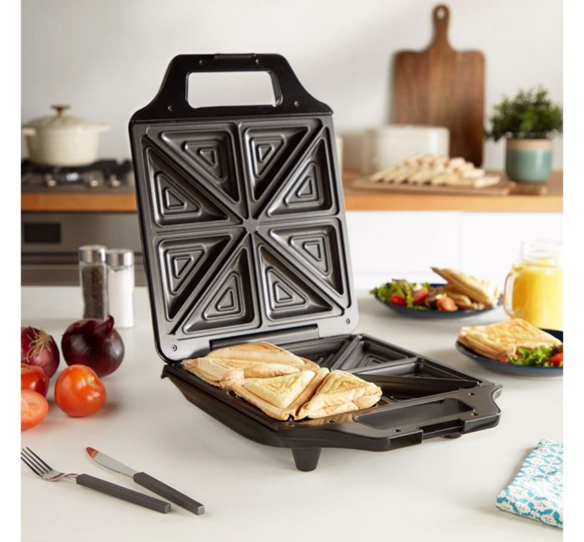 (AP47) 4 Slice Deep fill Sandwich Maker Make four delicious toasties in minutes The non-stick...