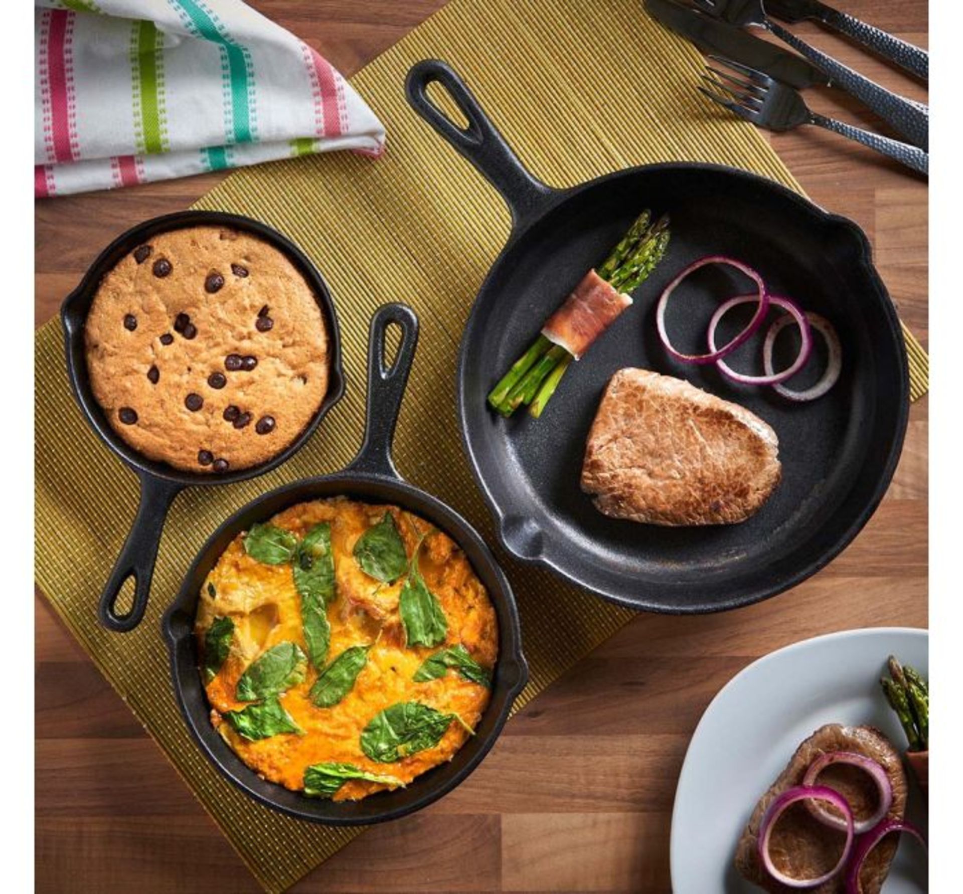 (AP35) 3pc Cast Iron Skillet Set Traditional cast iron construction, pre-seasoned with natural... - Image 3 of 3