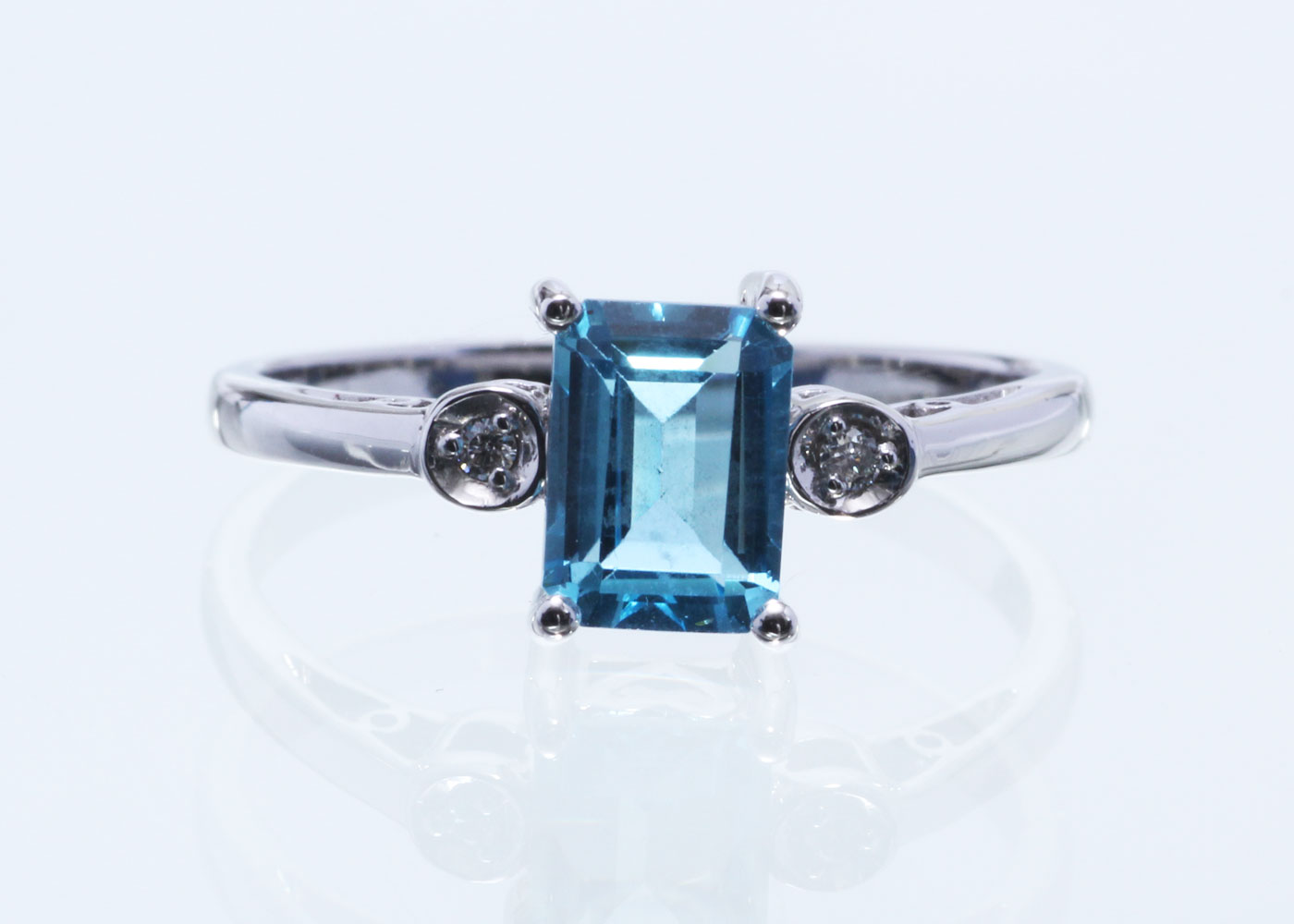 9ct White Gold Blue Topaz Diamond Ring 0.02 Carats - Image 4 of 5