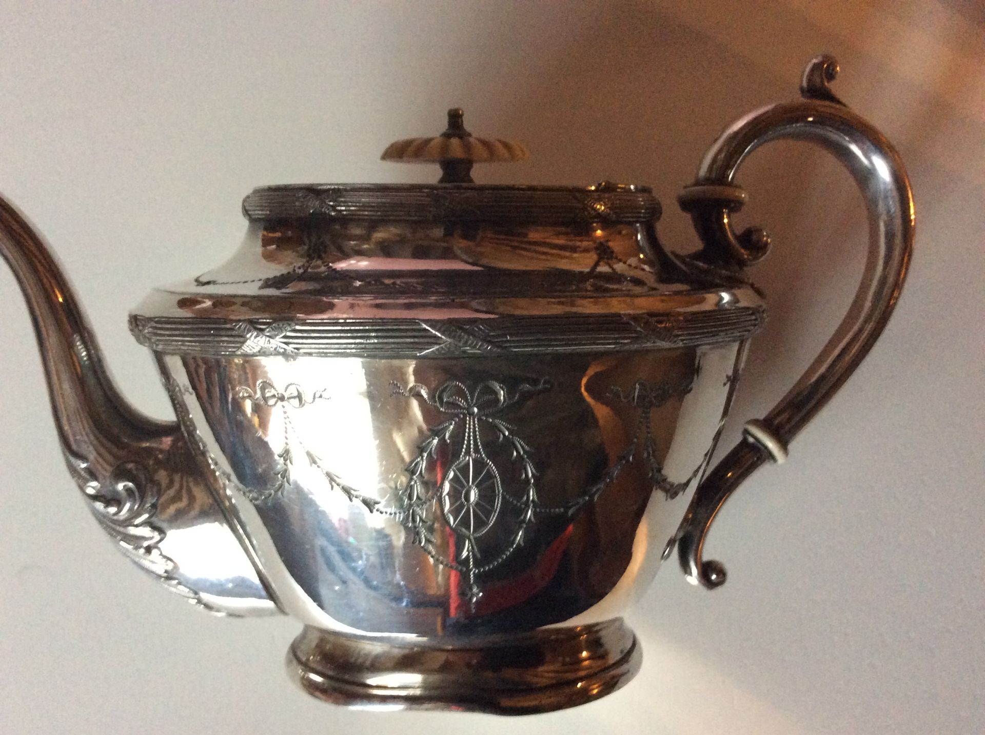 Antique highly decorative English tea pot silver plated - Image 4 of 10