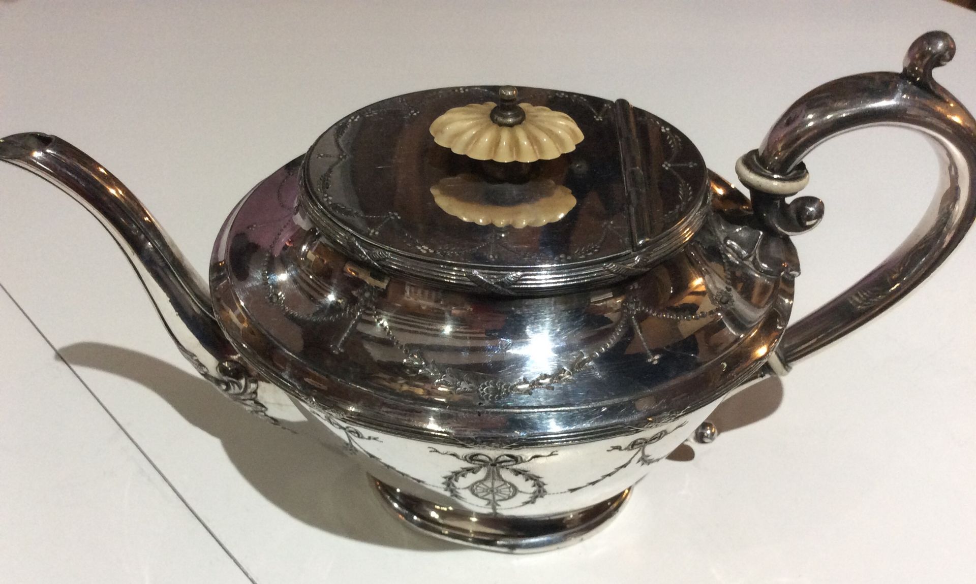 Antique highly decorative English tea pot silver plated - Image 2 of 10