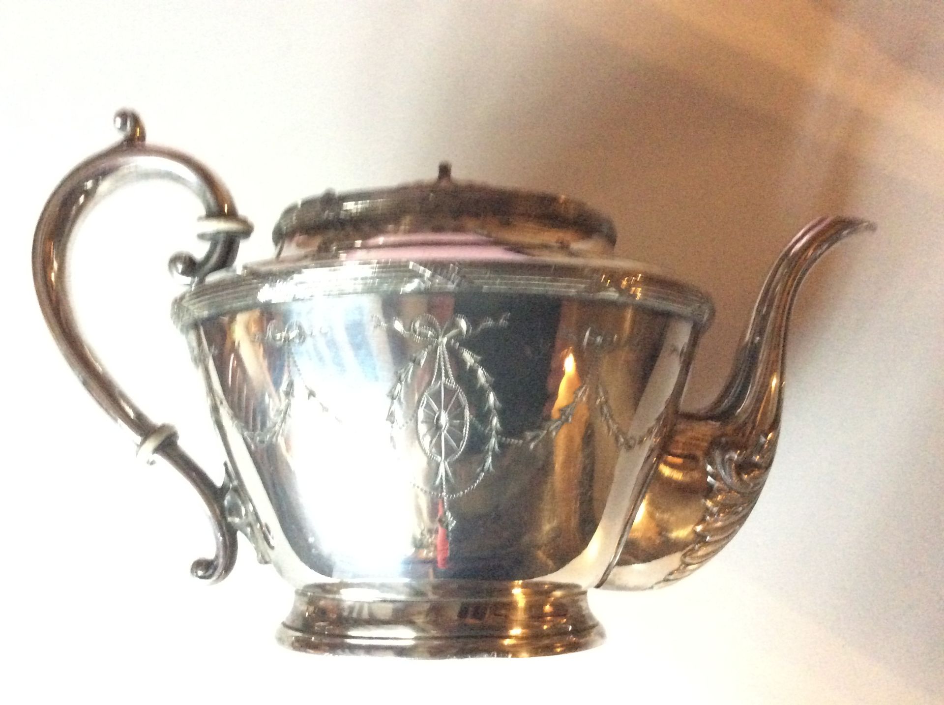 Antique highly decorative English tea pot silver plated - Image 5 of 10