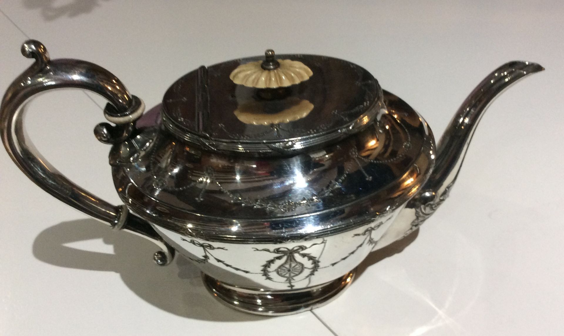 Antique highly decorative English tea pot silver plated - Image 3 of 10