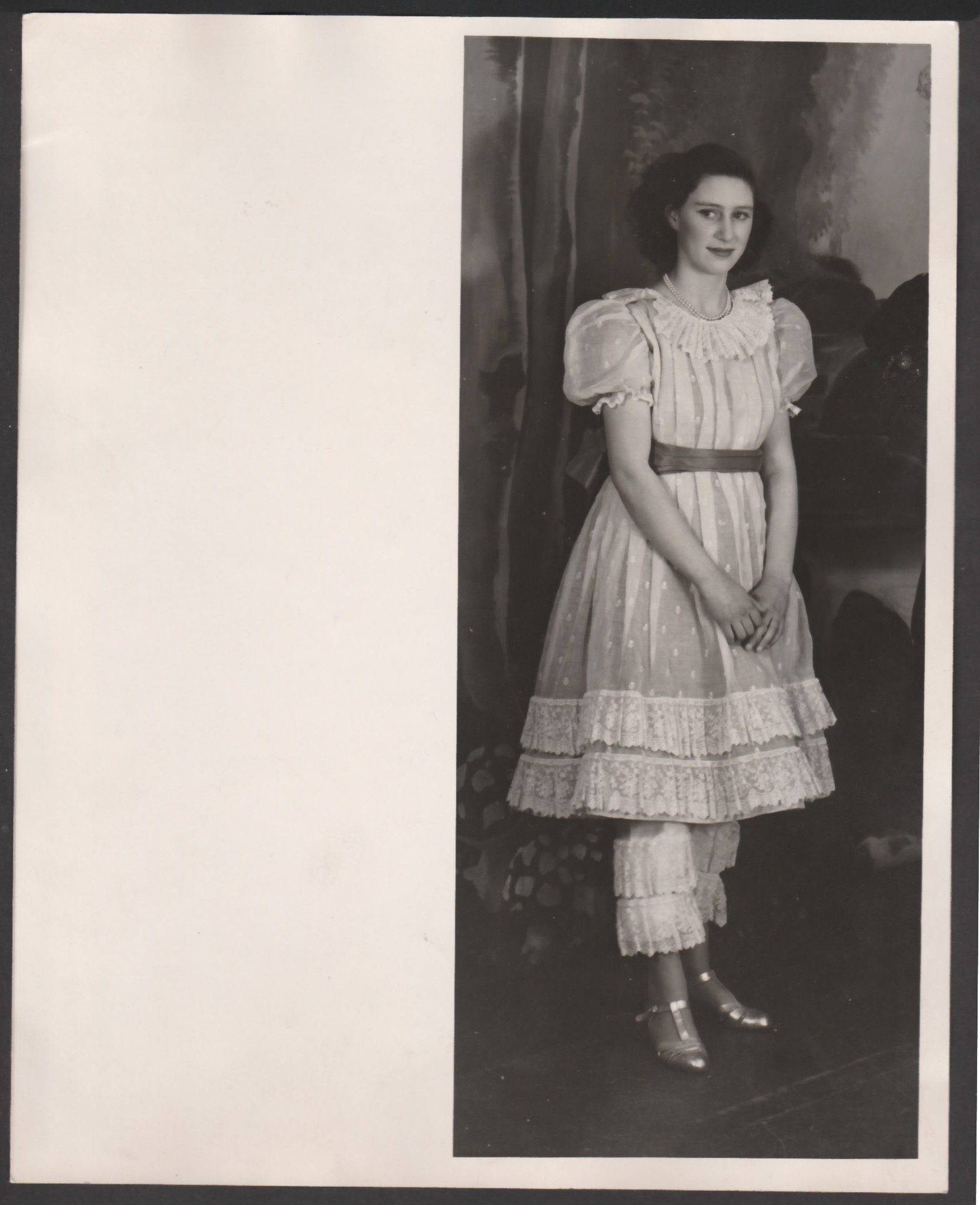 Royalty.GB ENTERTAINMENT WINDSOR CASTLE 1941-44 PRINCESS ELIZABETH PRINCESS MARGARET WORLD WAR II - Image 8 of 15