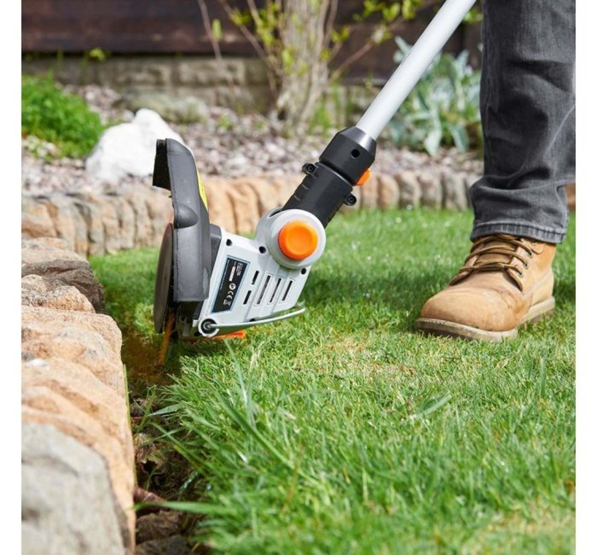 (GE113) 20V Max. Cordless Grass Trimmer Features a 180° adjustable trimmer head, 25cm cutting ... - Image 3 of 3