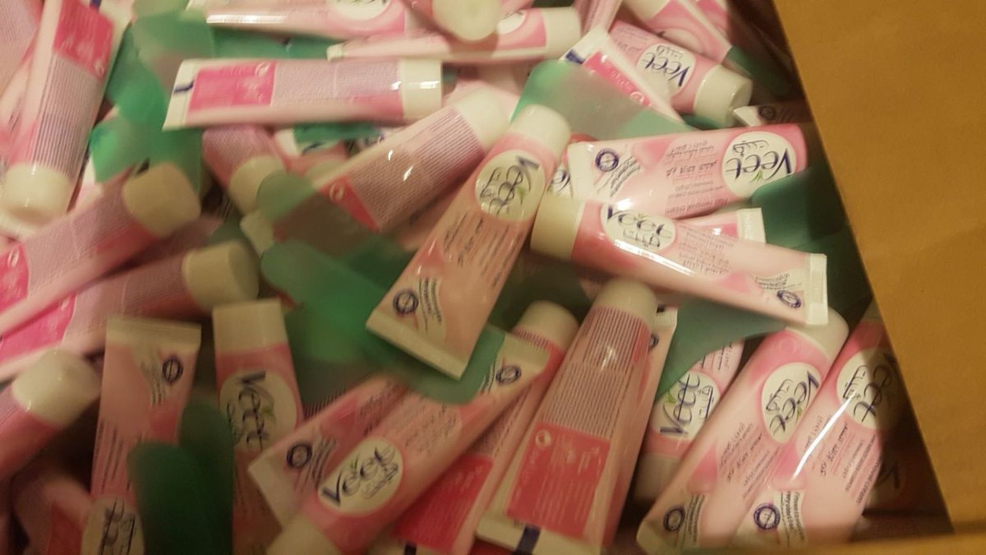 200 tubes of Veet 25g hair removal cream - Image 2 of 2