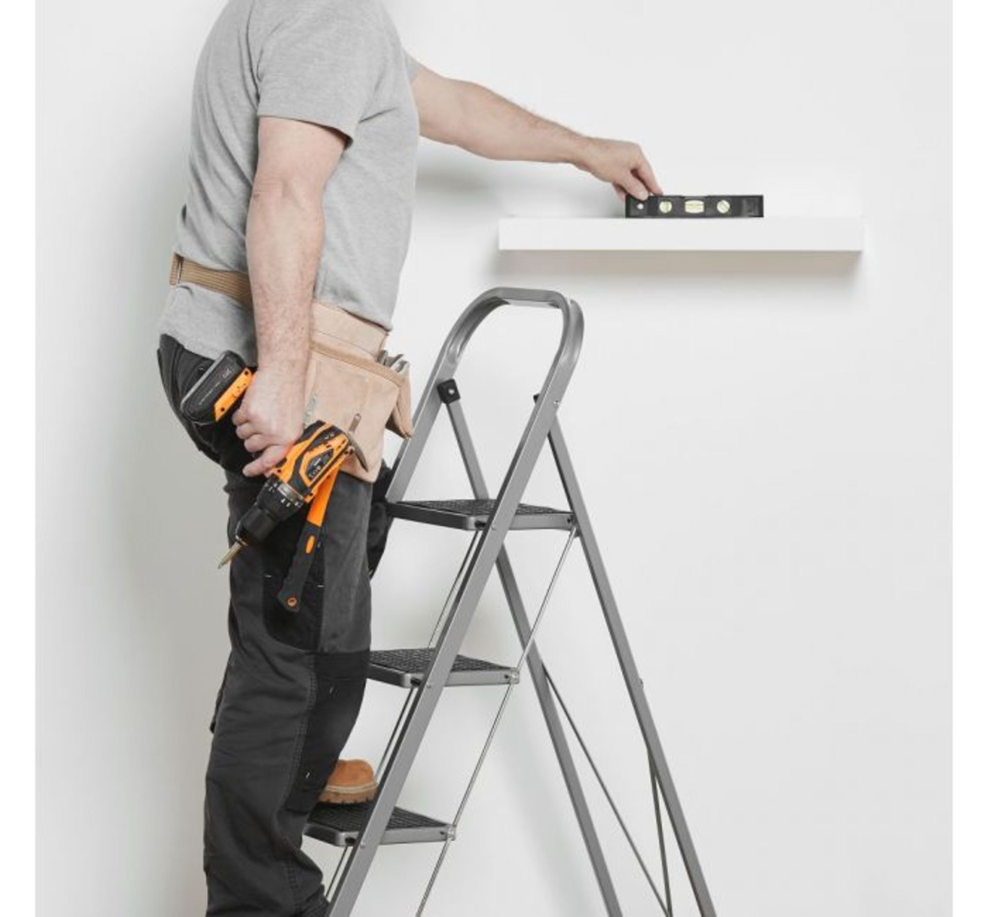 (TD124) 4 Step Steel Ladder Distributes weight evenly for total stability Top hand rail and a...