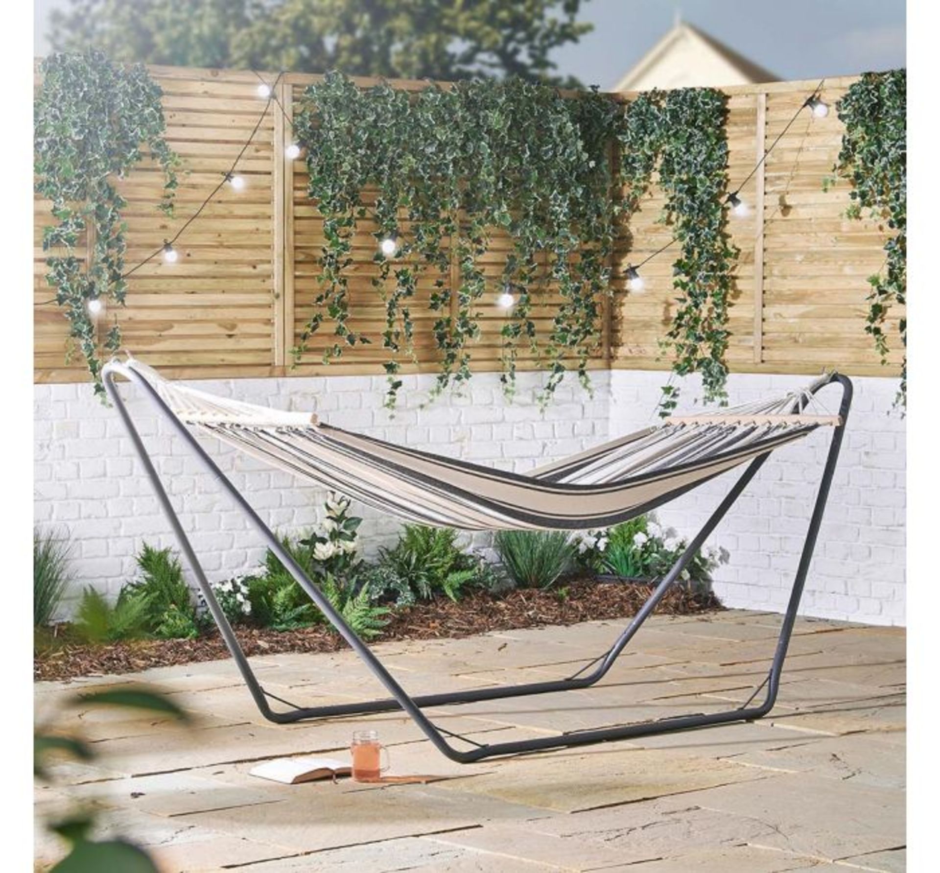 (TD36) Single Hammock with Black Frame The canvas is made from 100% breathable soft cotton St... - Image 4 of 4