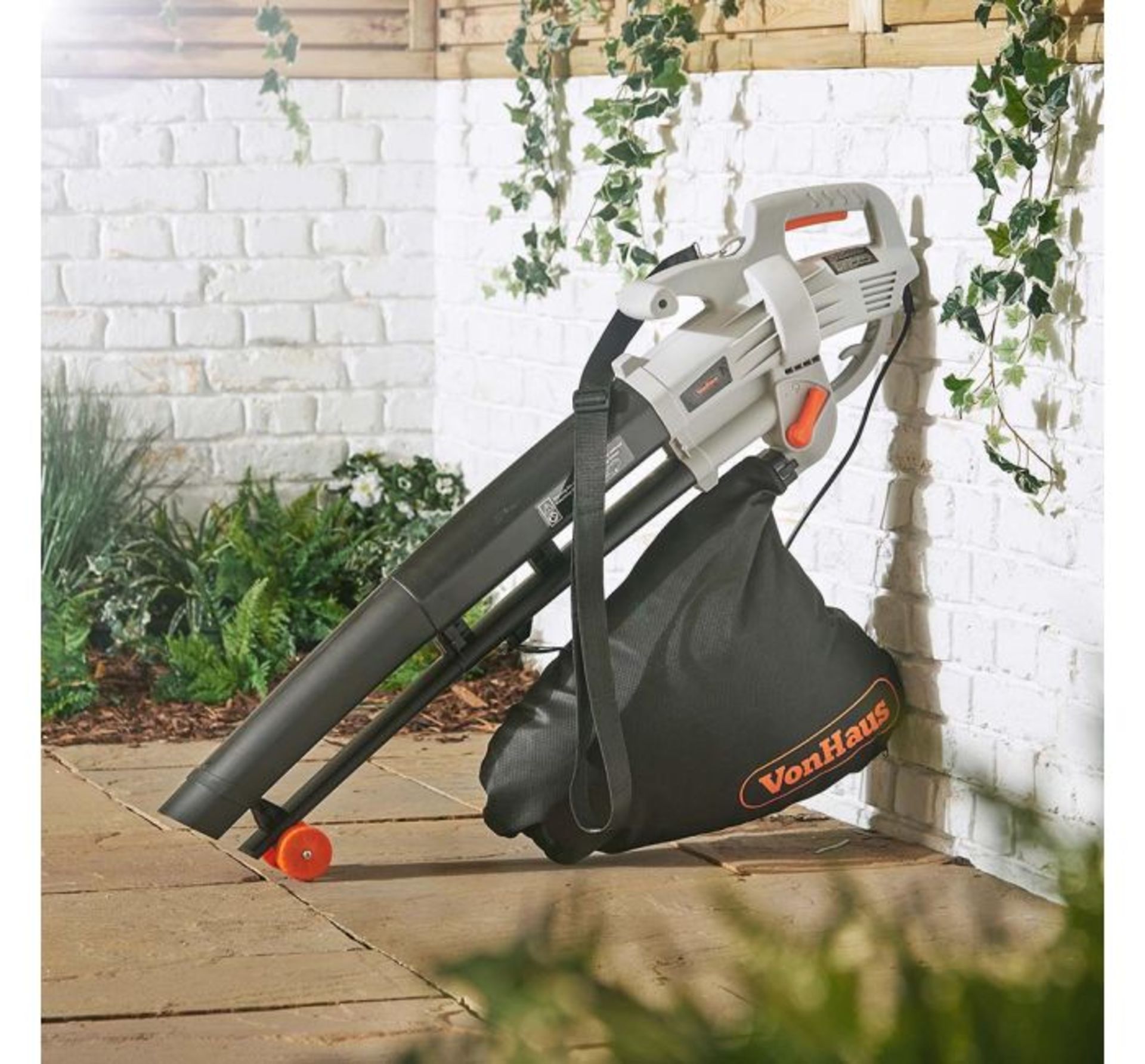 (GL38) 3000W Leaf Blower Powerful 3000W motor blows, vacuums and mulches leaves Automatic mul...