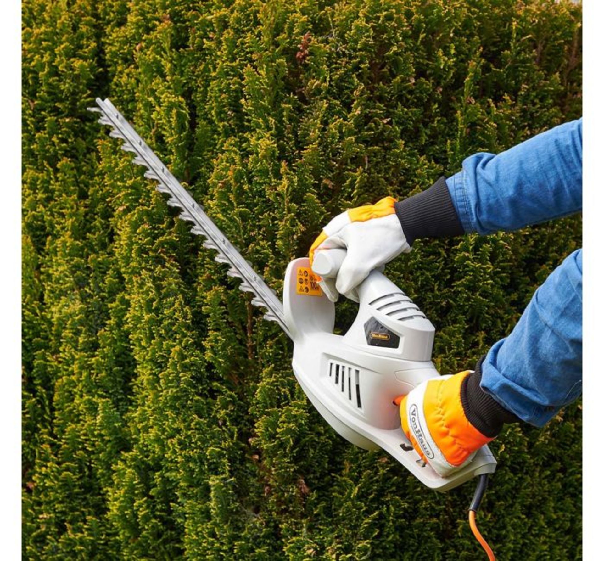 (GL8) 450W Hedge Trimmer 450W motor and precision blades deliver a fast cutting motion - easil...