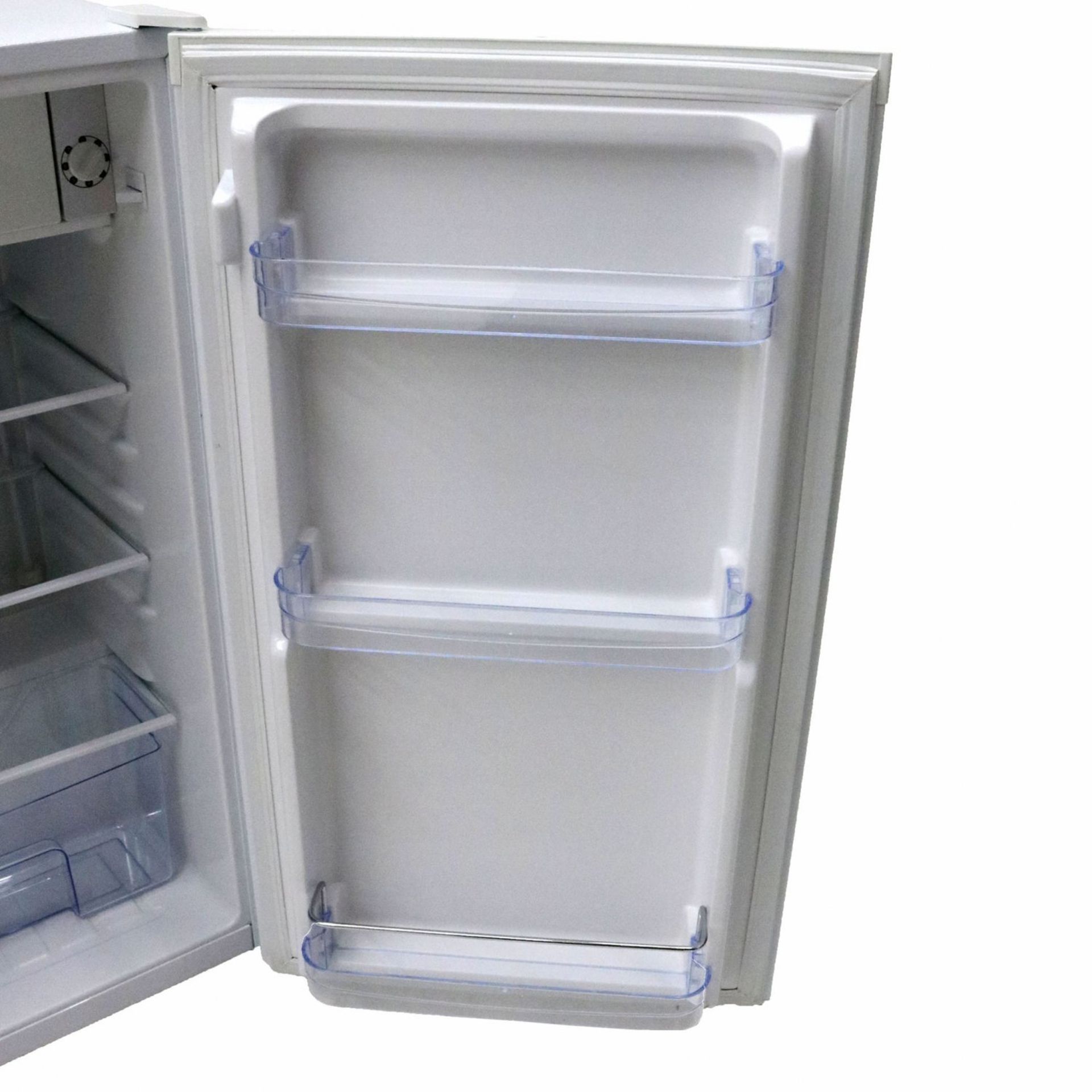 (RU355) The under counter 90L fridge offers a space saving compact design with all the top qu... - Image 3 of 3