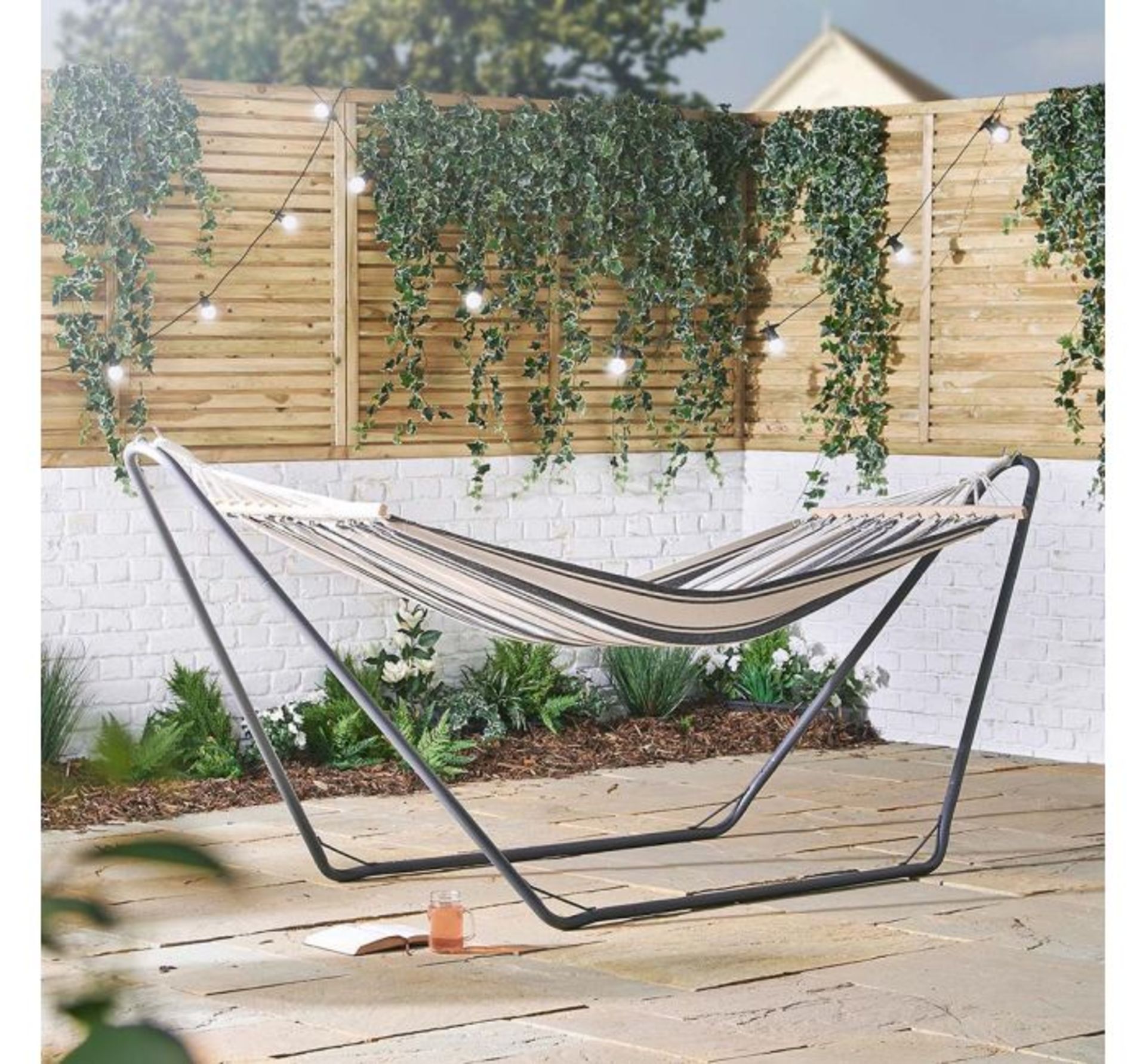 (OM36) Single Hammock with Black Frame The canvas is made from 100% breathable soft cotton St... - Image 3 of 3