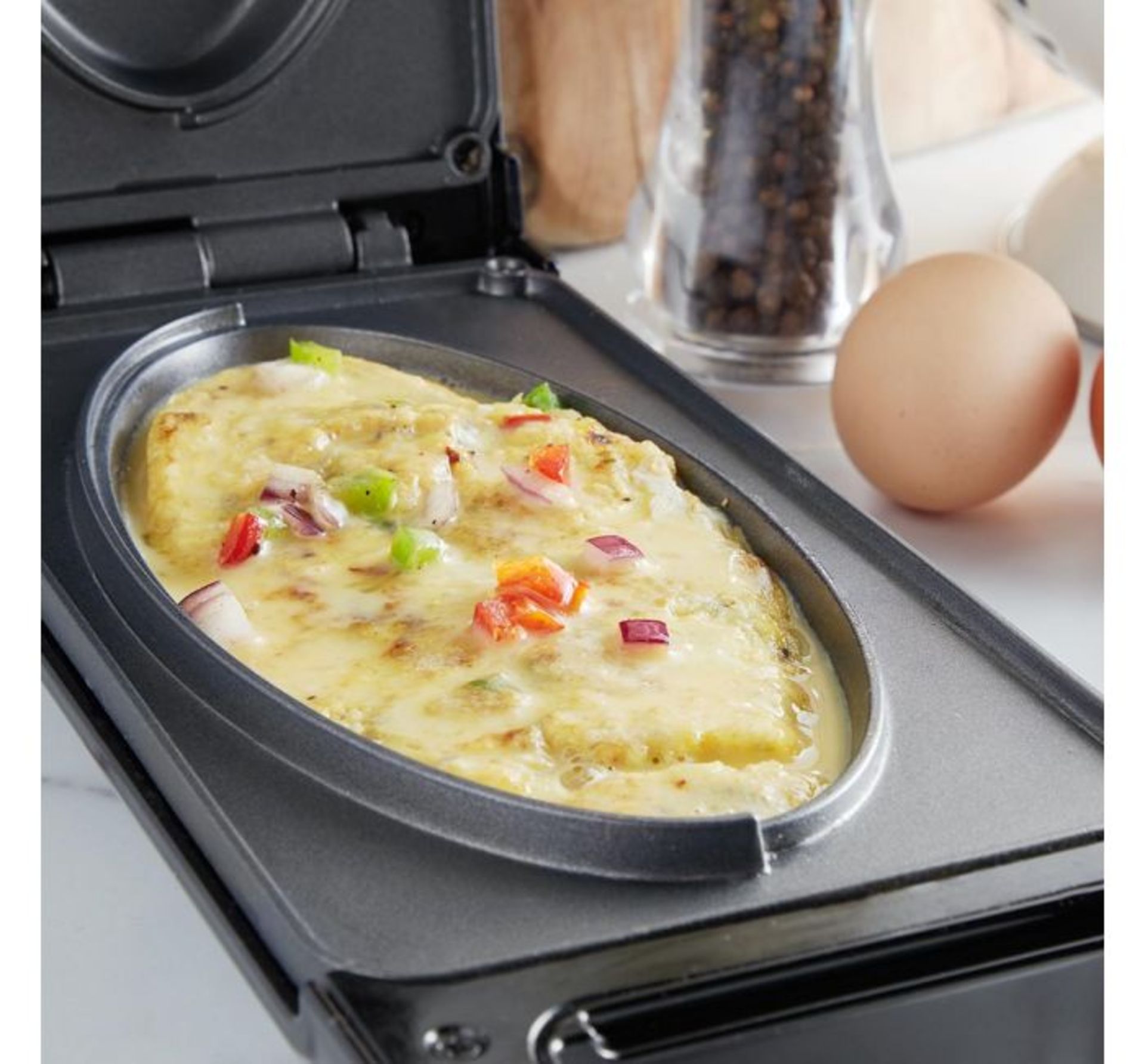 (OM46) 700W Omelette Maker Double-sided cooking power is also great for paninis, pancakes and ... - Image 3 of 3