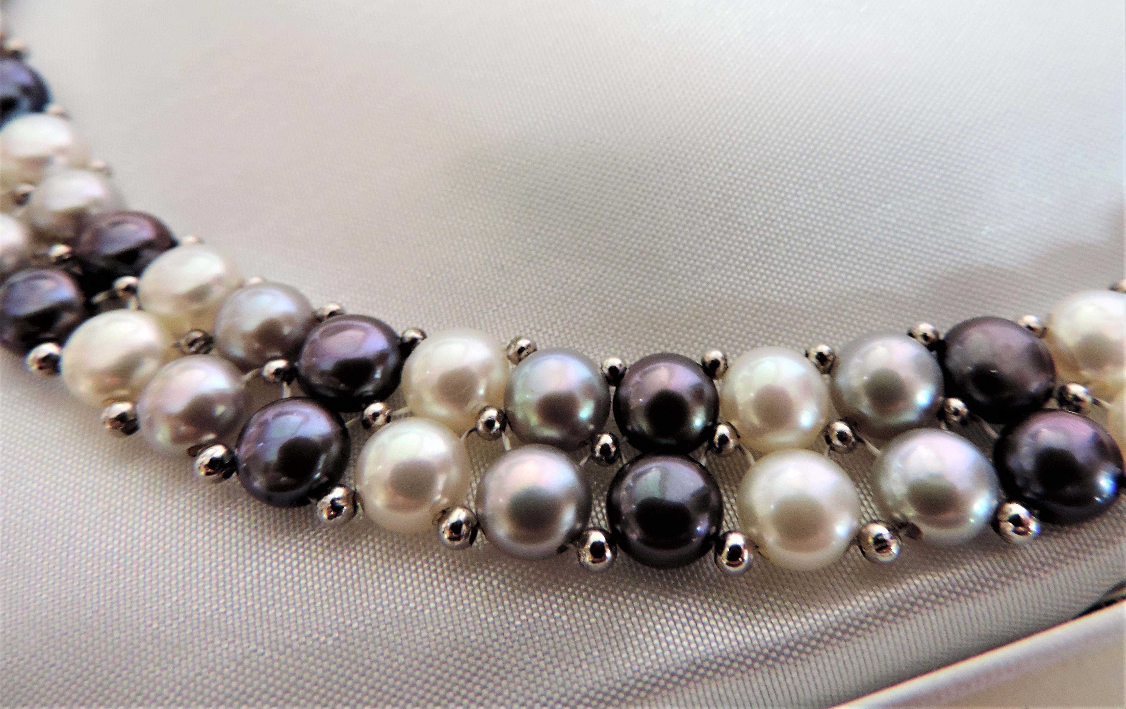 Pretty Multi Colour Cultured Pearl Necklace - Image 3 of 6