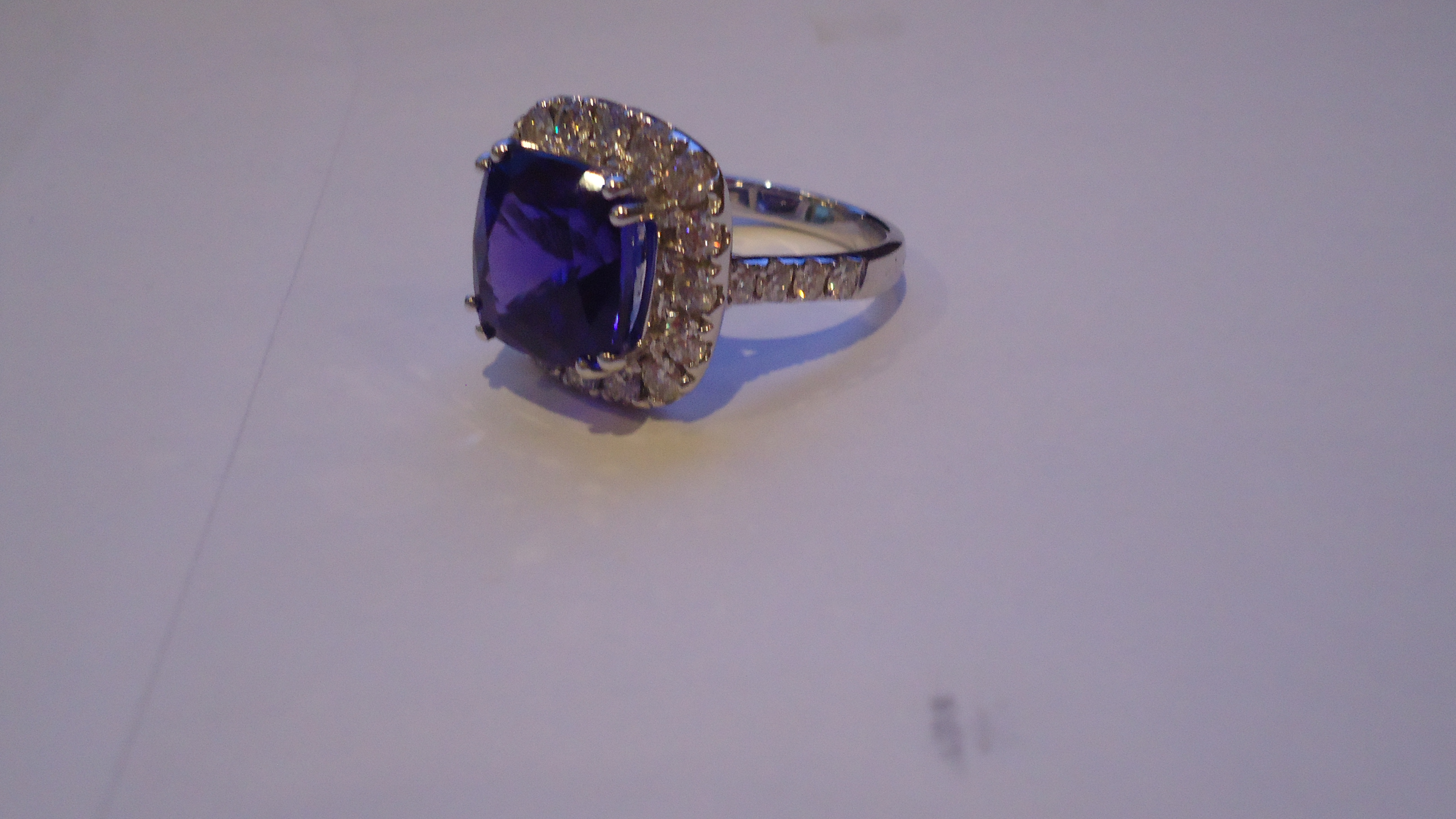 Tanzanite 8.94Ct & Diamond 1.71Ct 18Ct White Gold Ring - Image 5 of 7