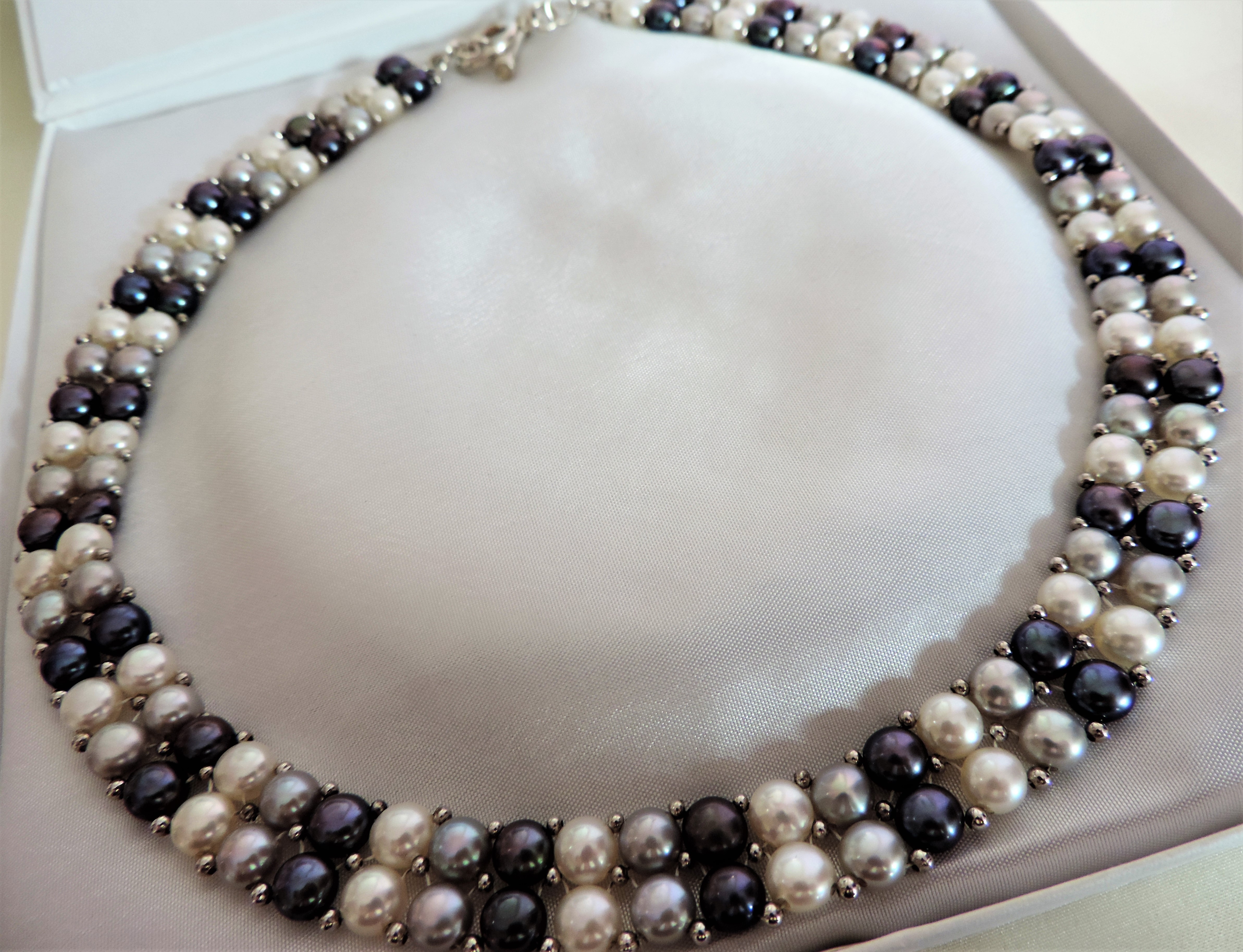 Pretty Multi Colour Cultured Pearl Necklace - Image 2 of 6