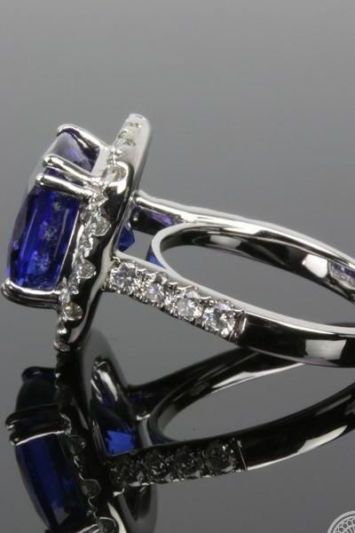 Tanzanite 8.94Ct & Diamond 1.71Ct 18Ct White Gold Ring - Image 3 of 7