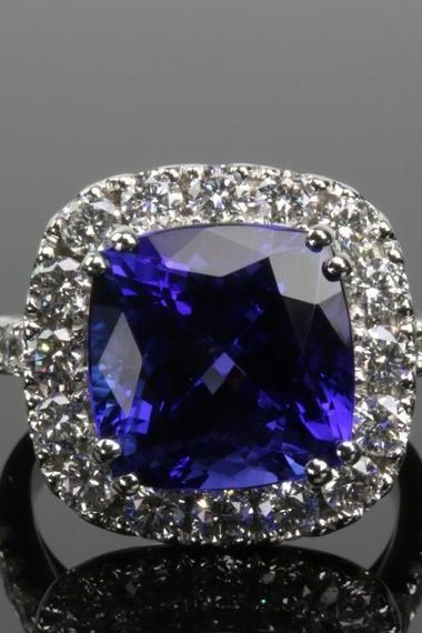 Tanzanite 8.94Ct & Diamond 1.71Ct 18Ct White Gold Ring