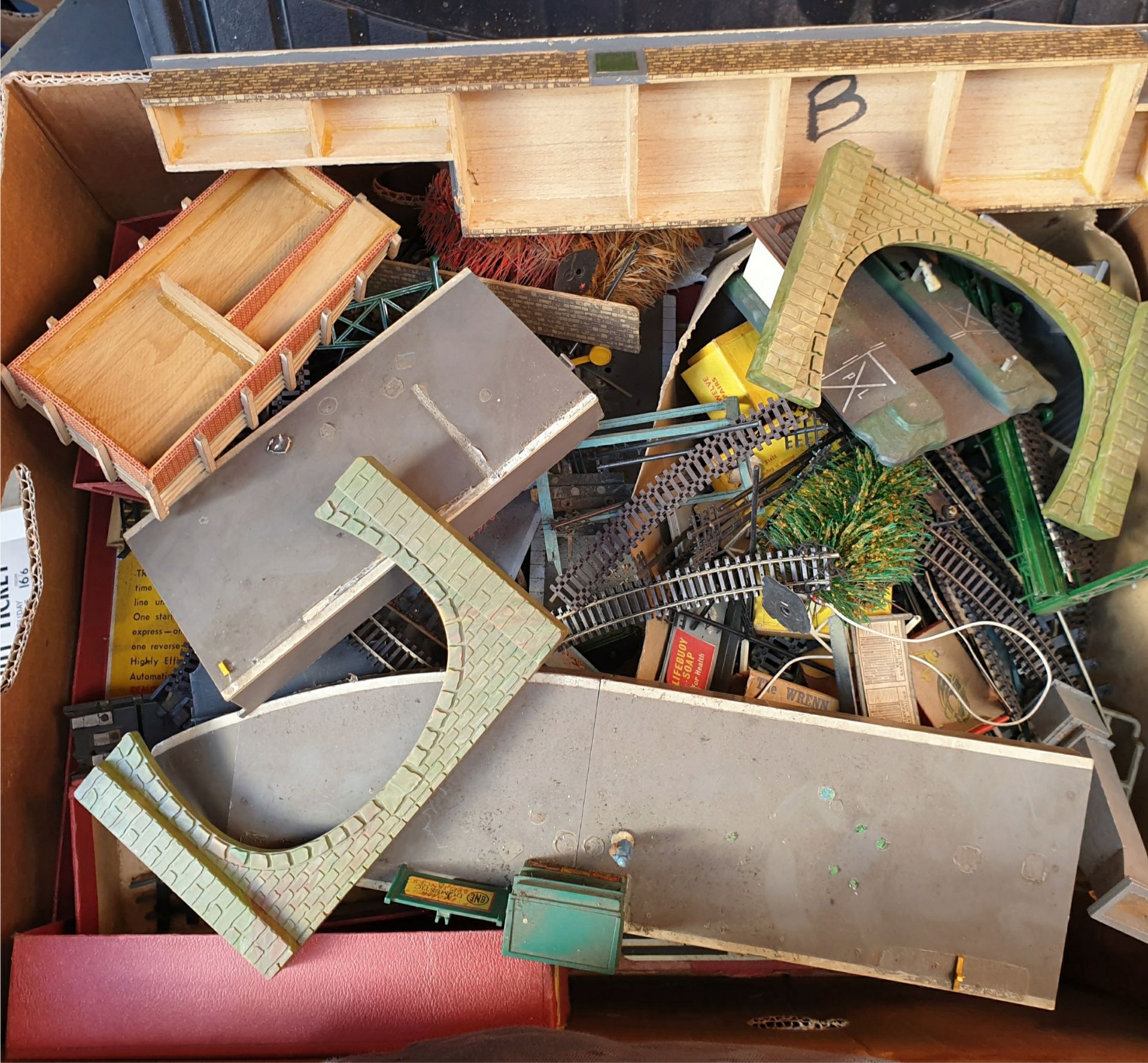 Vintage Box of Assorted Model Railway Parts & Buildings Includes Hornby Wren Meccano & TTR - Image 6 of 7