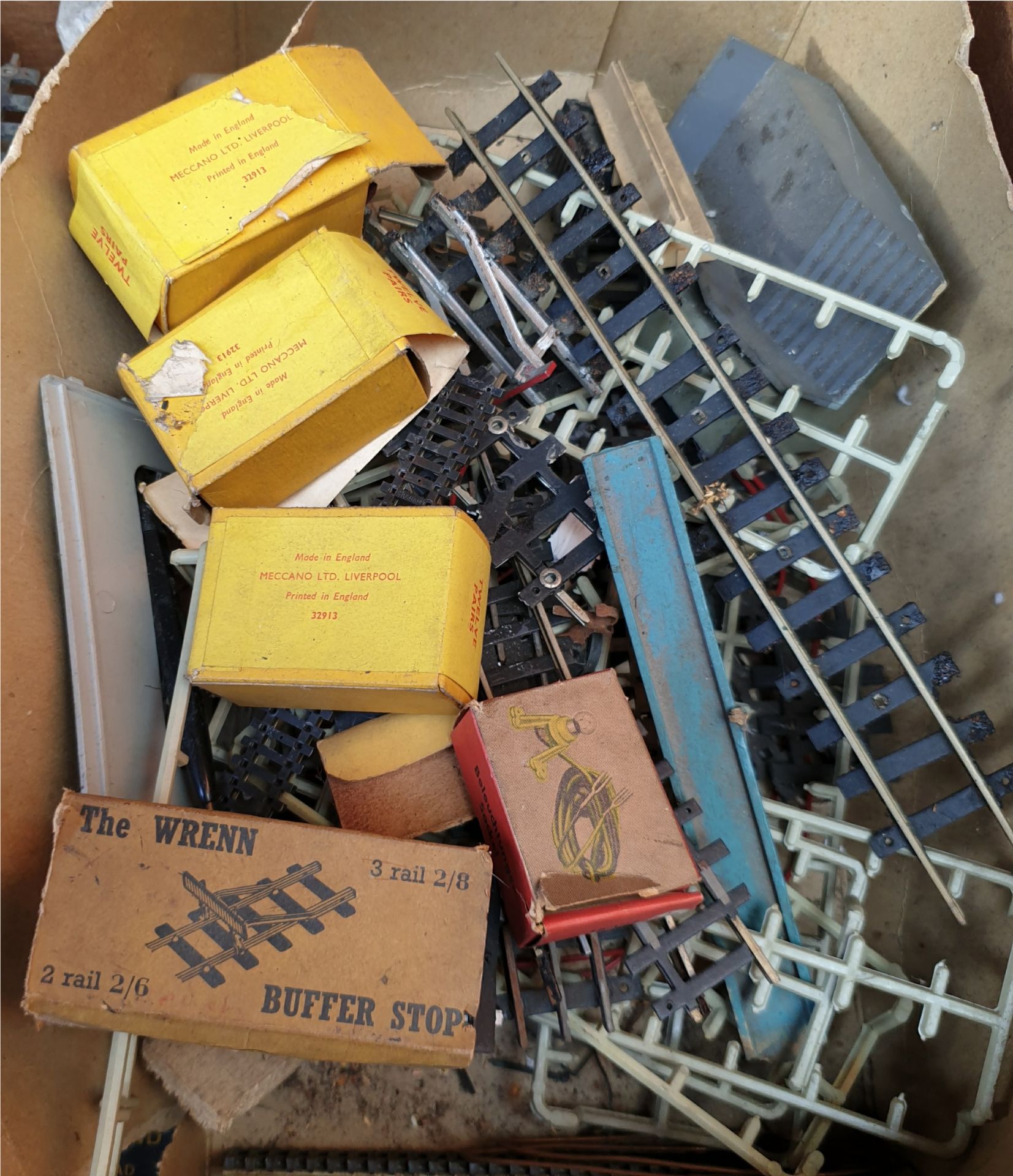 Vintage Box of Assorted Model Railway Parts & Buildings Includes Hornby Wren Meccano & TTR - Image 5 of 7